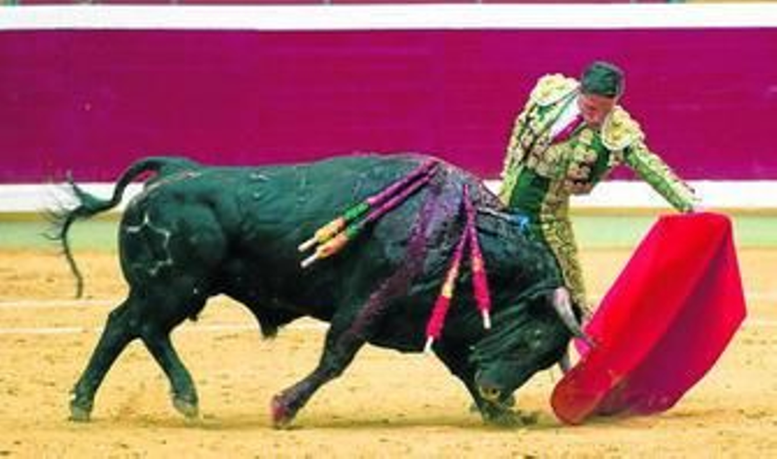 Diego Urdiales en la plaza de Logroño, frente a su segundo, con el que dictó una lección magistral.