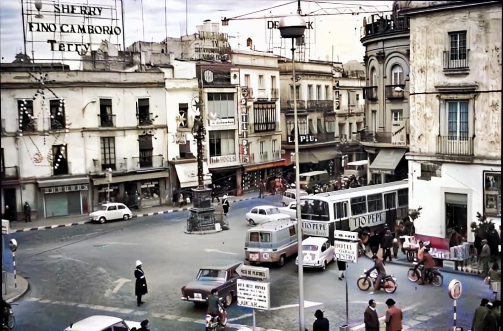 La calle Lancería de los años ‘60 adornada para la Navidad y con anuncios luminosos de neón.