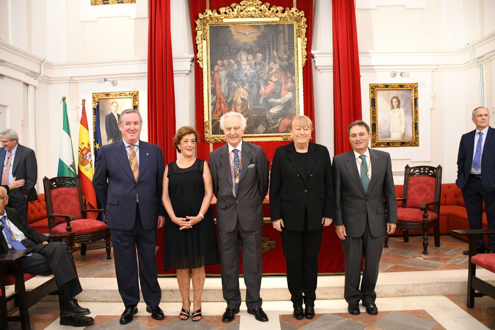 Carmen Echevarría Ruiz de Vargas y María Dolores Franco Fernández, junto al presidente de la Ramse y otros directivos.