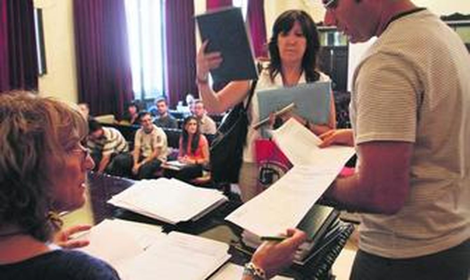 Opositores de la anterior convocatoria entregan su documentación en un tribunal de Granada.