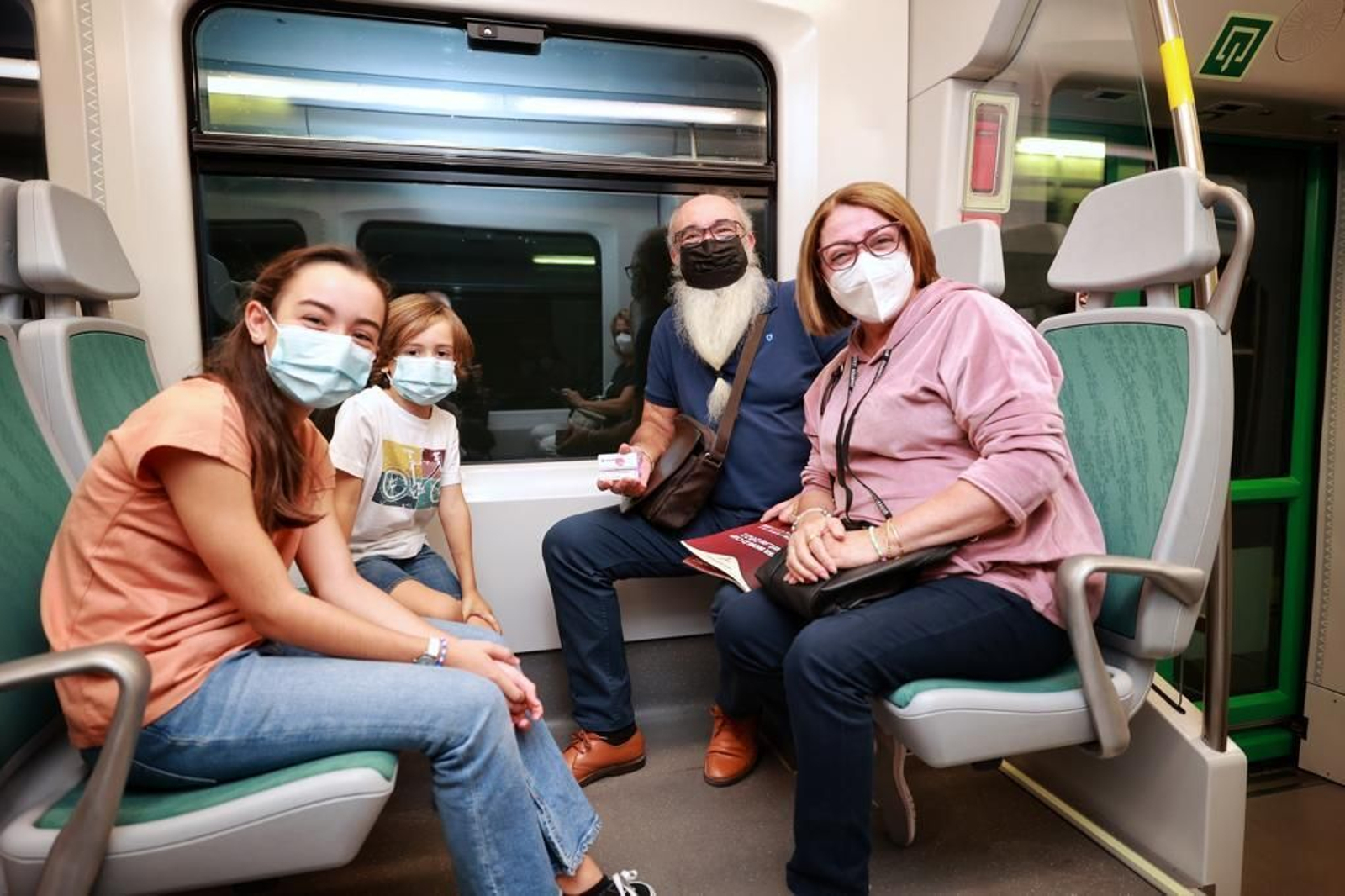 Búscate en las imágenes del primer día del tranvía de la Bahía de Cádiz