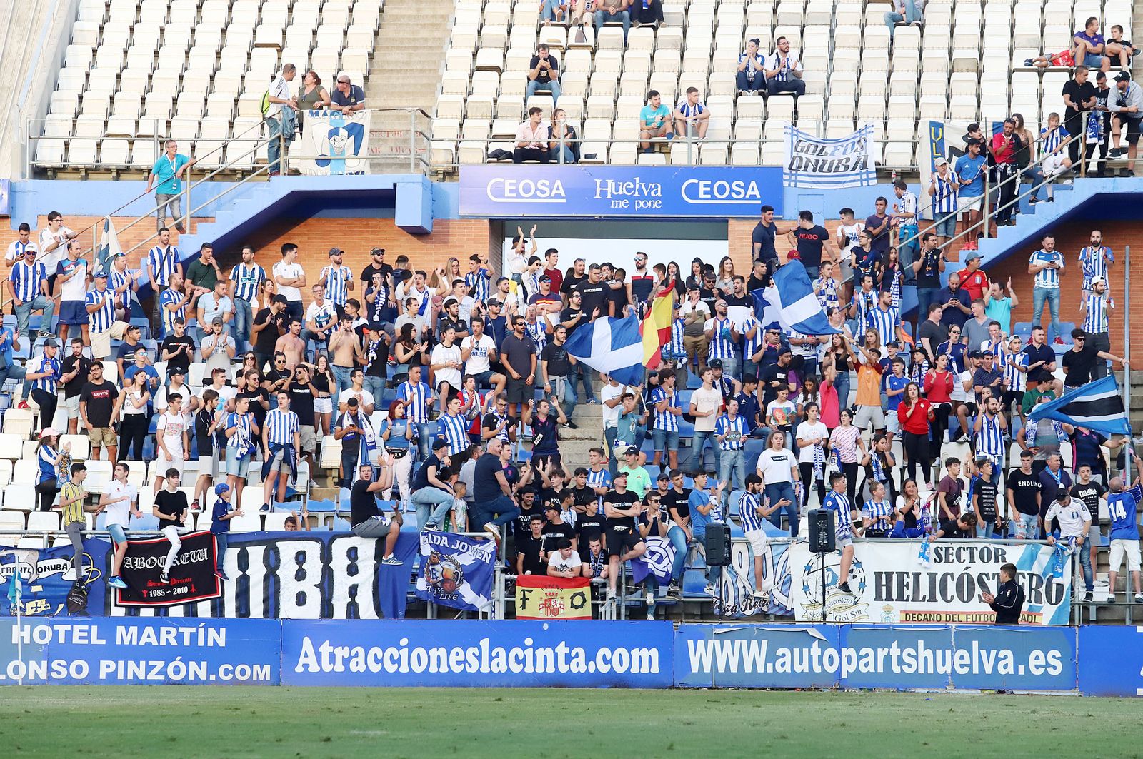 Imágenes del ambiente en el Estadio Nuevo Colombino