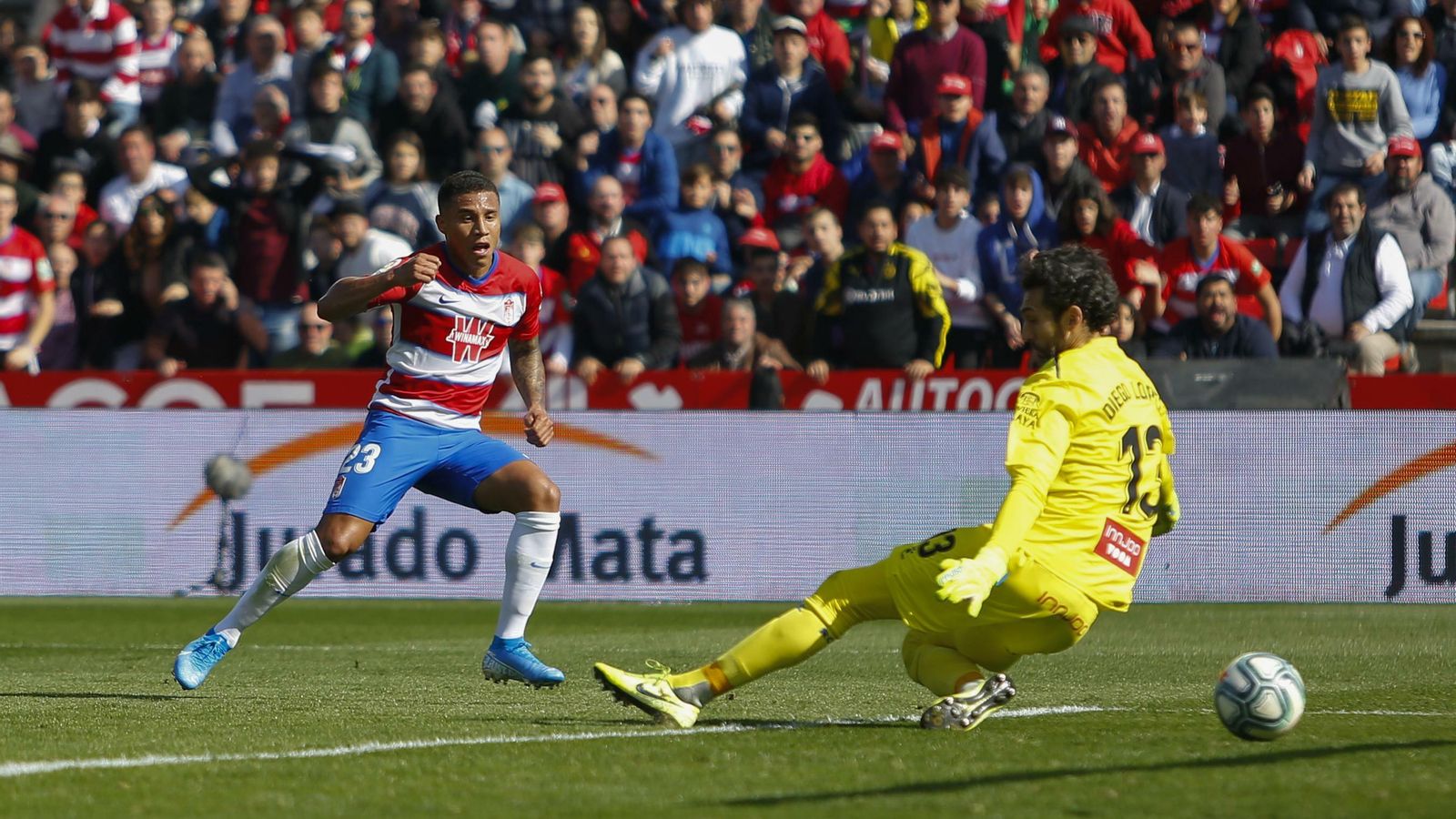 Momento en el que Darwin Machís anota el segundo tanto del Granada CF.