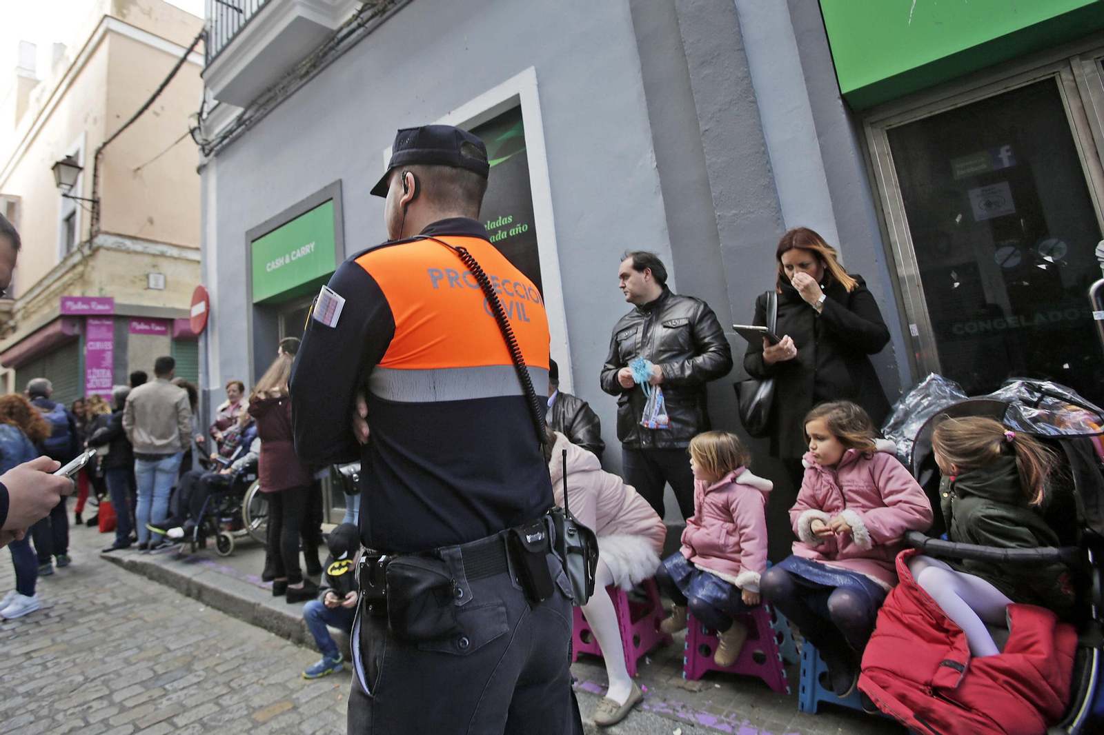 Un miembro de Protección Civil vela por la seguridad durante una procesión la pasada Semana Santa. Un miembro de Protección Civil vela por la seguridad durante una procesión la pasada Semana Santa.