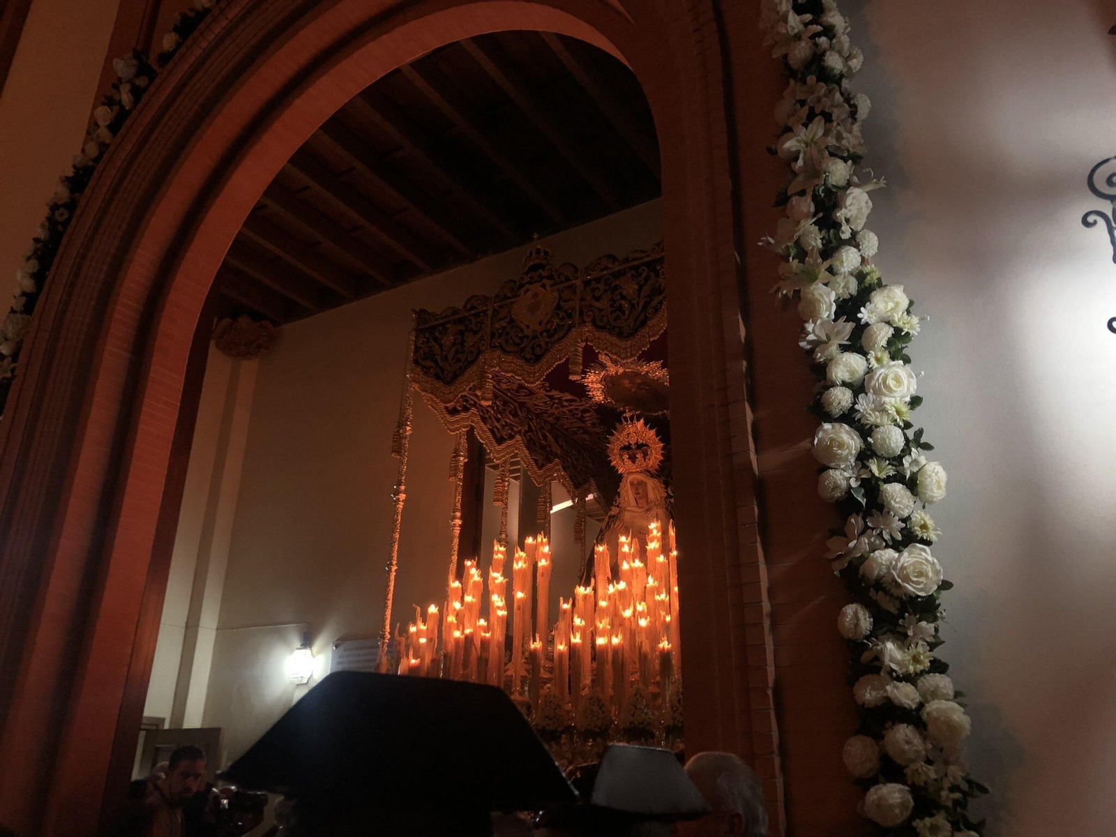 El paso de palio de la Virgen de los Dolores entrando en su parroquia