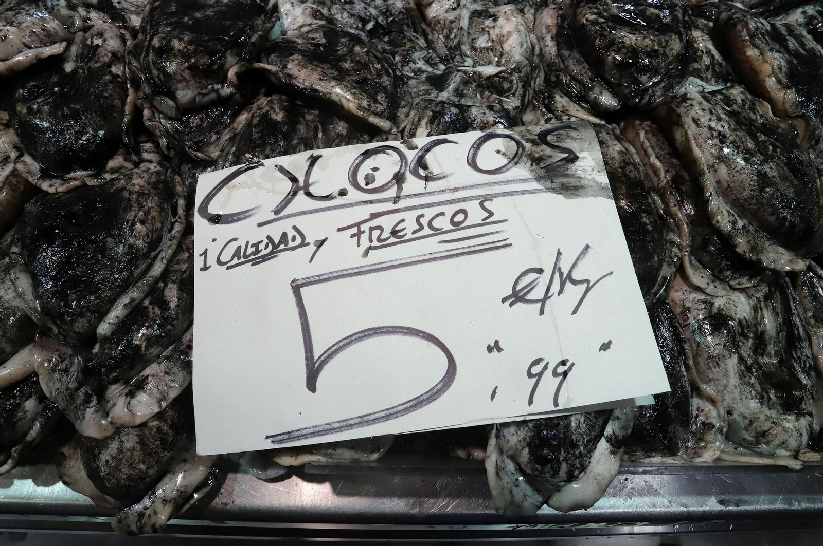 Imágenes del ambiente en el Mercado del Carmen en plena huelga de transportistas