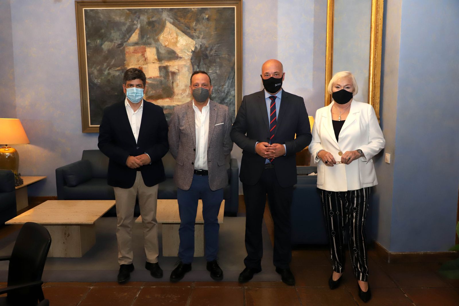 Dirigentes institucionales tras la firma de los acuerdos.