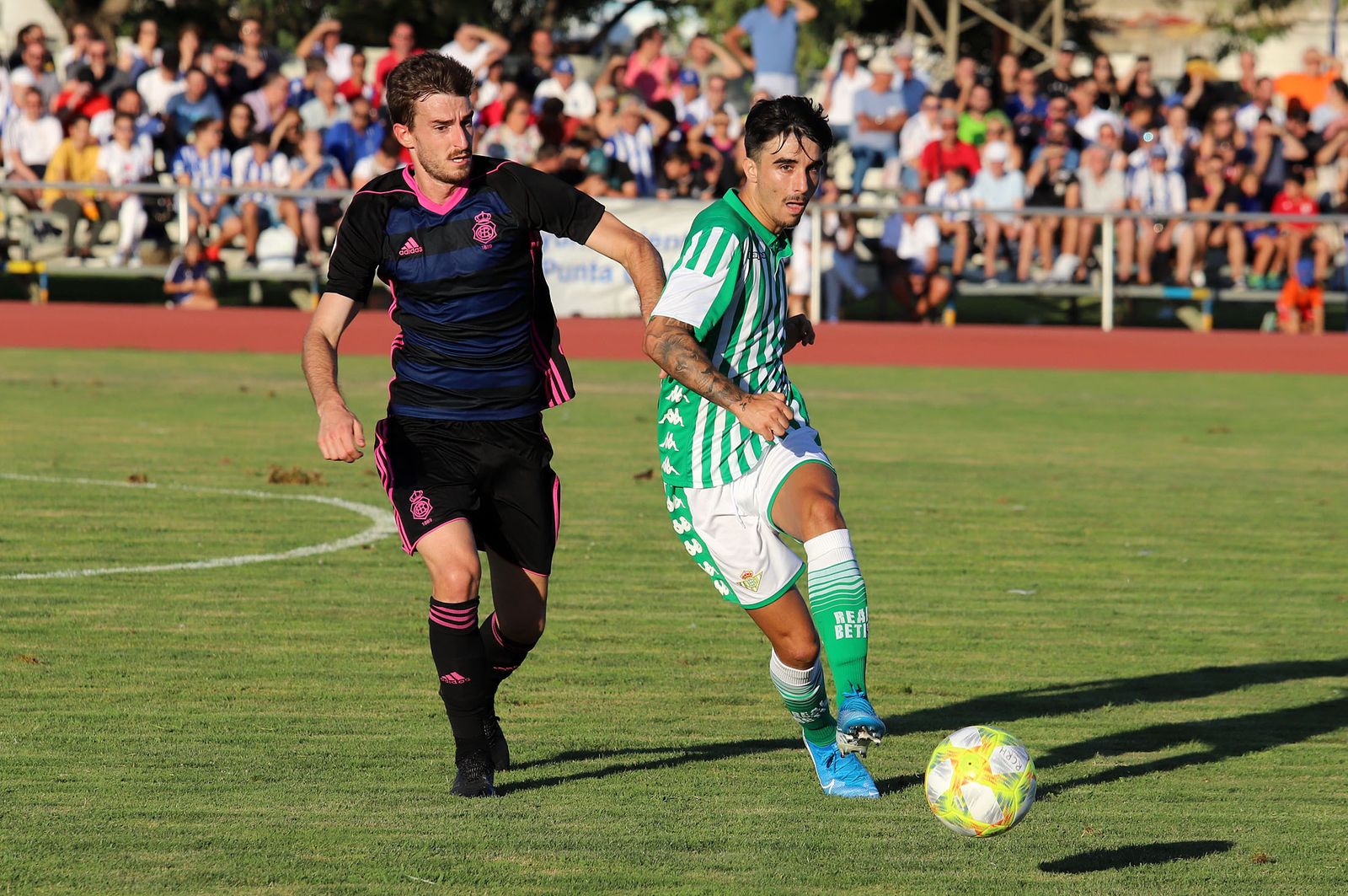 Robert conduce la pelota en un partido del filial.