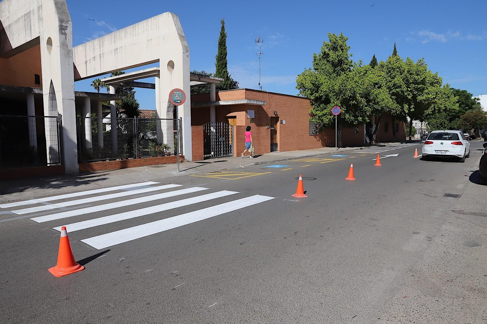 Nuevo paso de peatones en la calle Al-Hakam, situada entre el Camino de Albadalejo y calle Pedro Rodríguez del Raño.