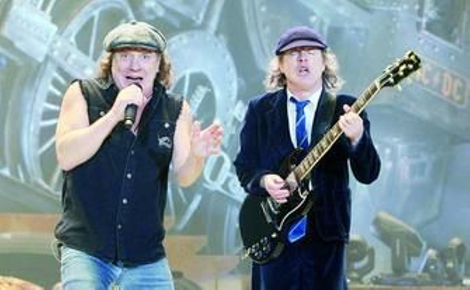 Brian Johnson y Angus Young, durante el concierto que AC/DC ofreció anoche en Barcelona.