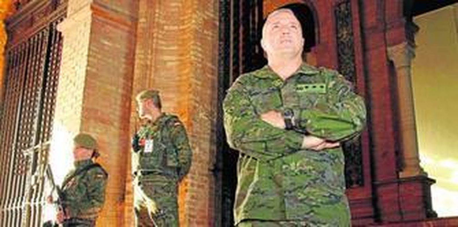 El coronel Carlos Salgado posa en la entrada del Cuartel General de la Fuerza Terrestre en Sevilla.