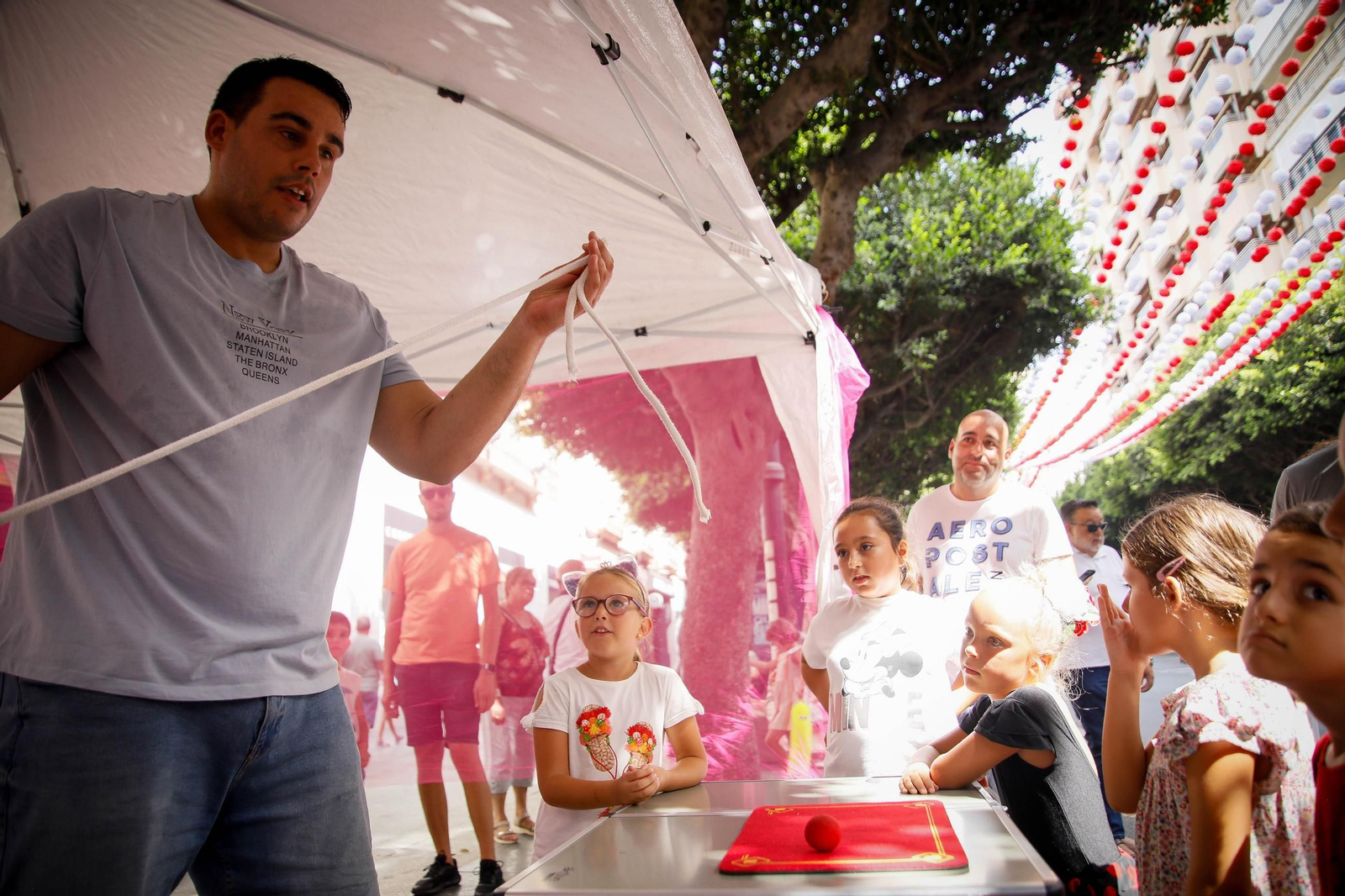 Las mejores imágenes del espectáculo 'Magia en la Calle' en el Paseo de Almería
