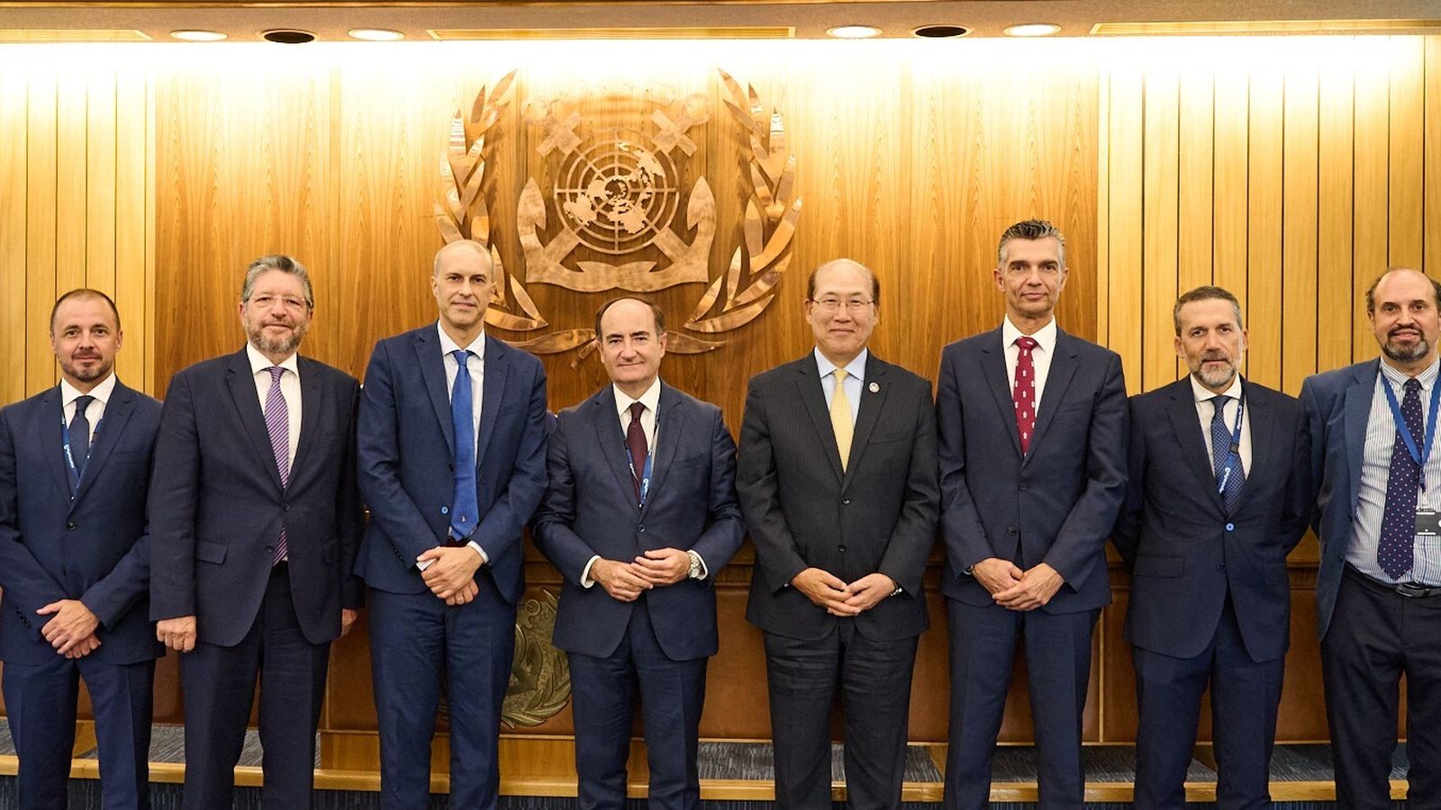Delegación española con el secretario general y presidente del Consejo de la OMI.