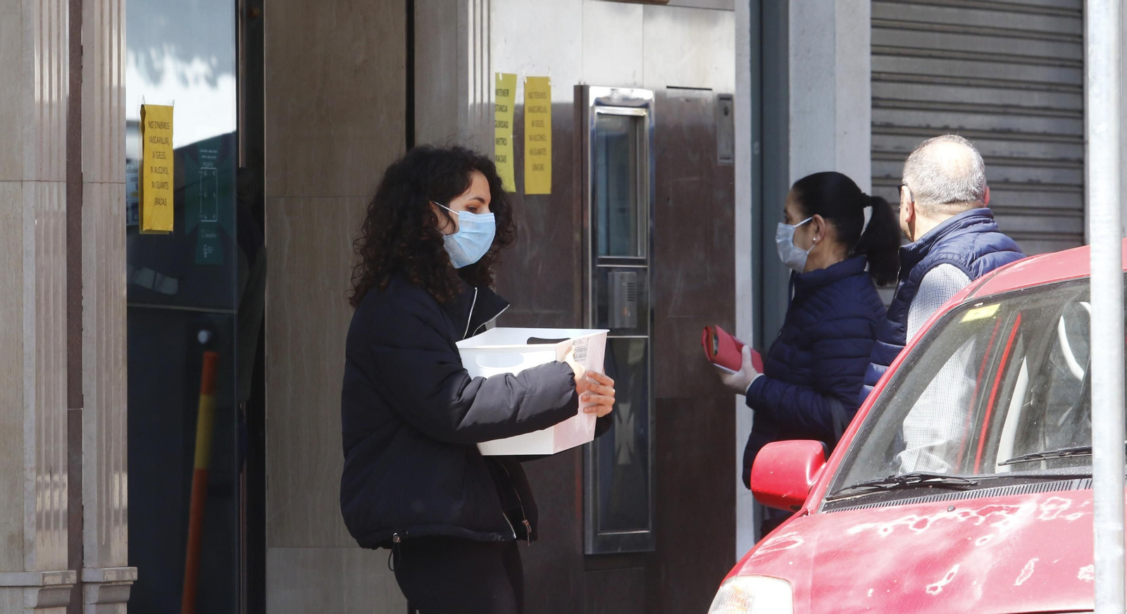 Dos mujeres dialogan en una de las calles de Córdoba protegidas con mascarillas.