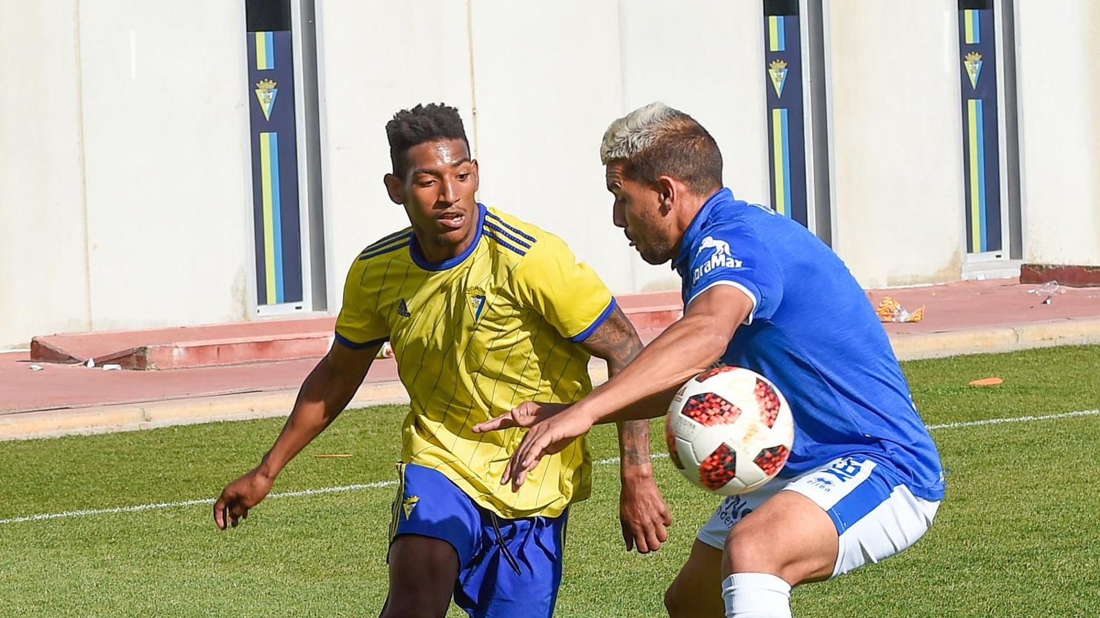 Joaqui y Seth Vega mantuvieron una dura pugna durante el partido.