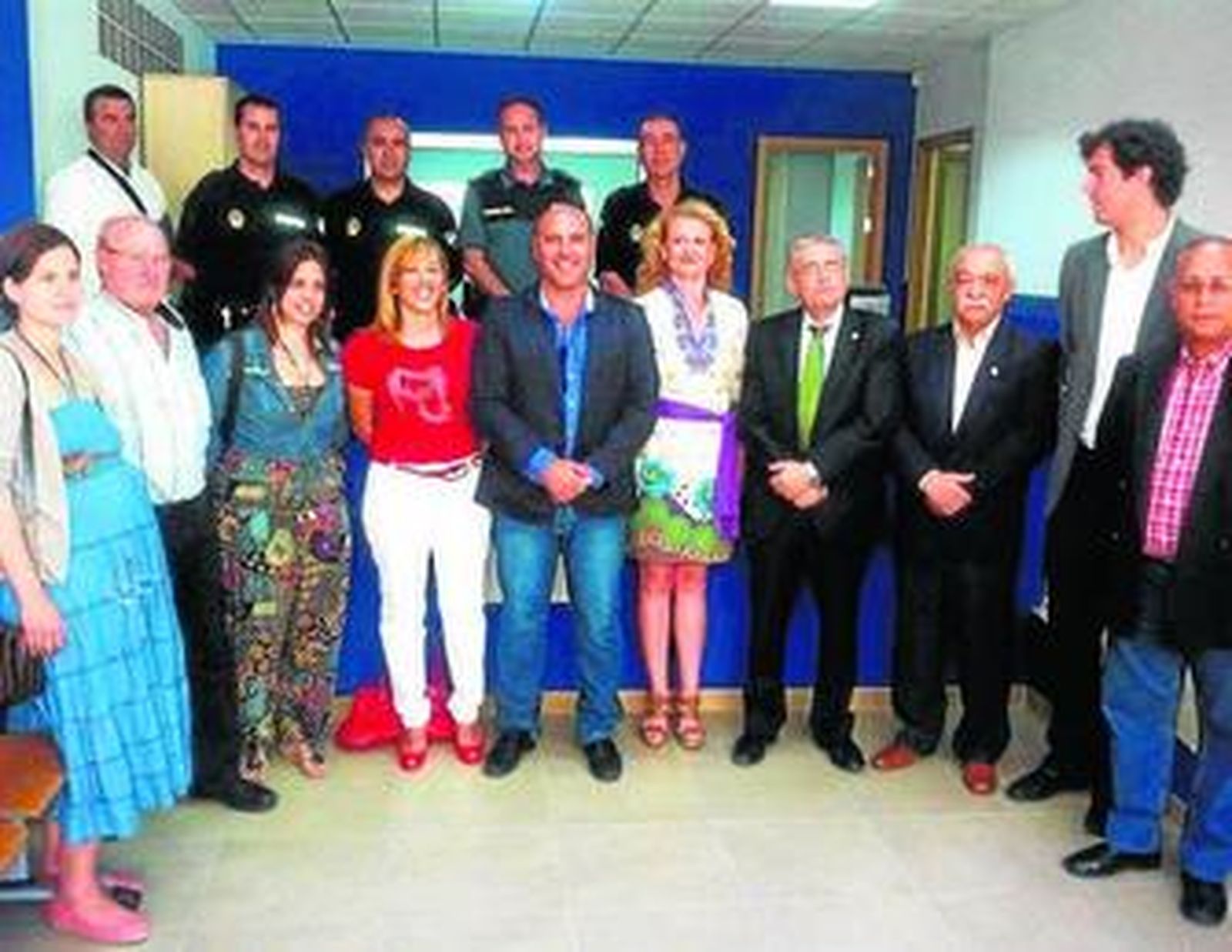 Foto de familia tras la inauguración de las dependencias.