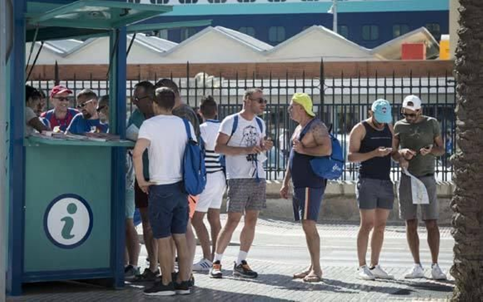 Pasajeros gays del crucero haciendo cola en el punto de información para conseguir un plano de la ciudad./Joaquín Hernández Kiki