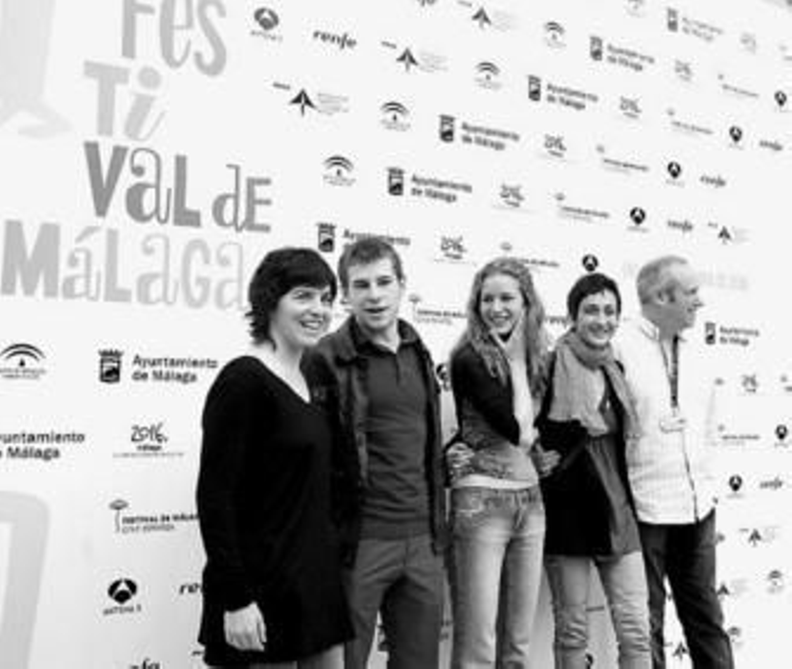 Laia Marull, Álvaro Cervantes y Mercè Llorens arropan a la directora, Silvia Munt, y al productor Quique Camín.