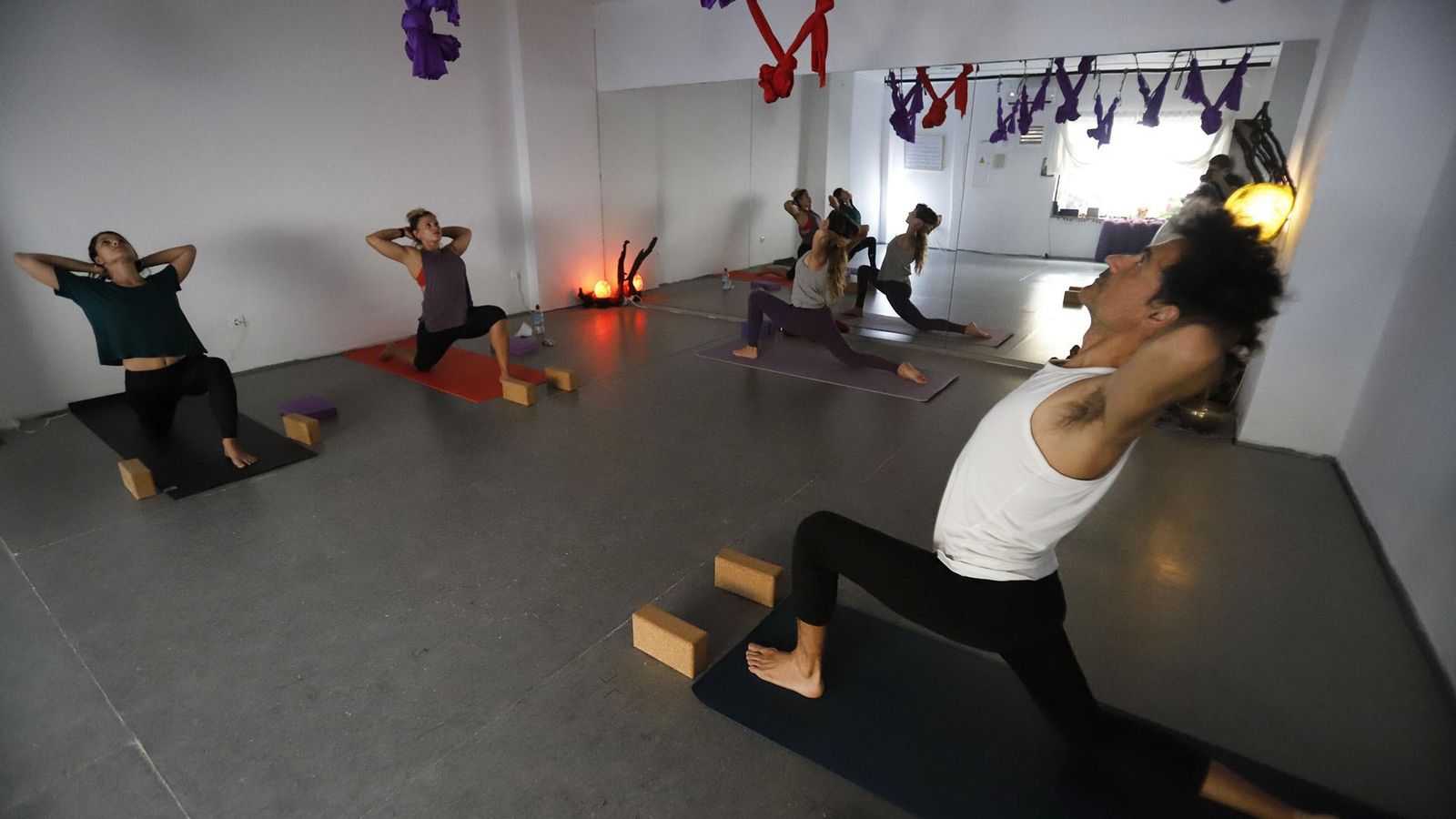 Alumnos realizando una apertura de pecho como preparación a la clase.