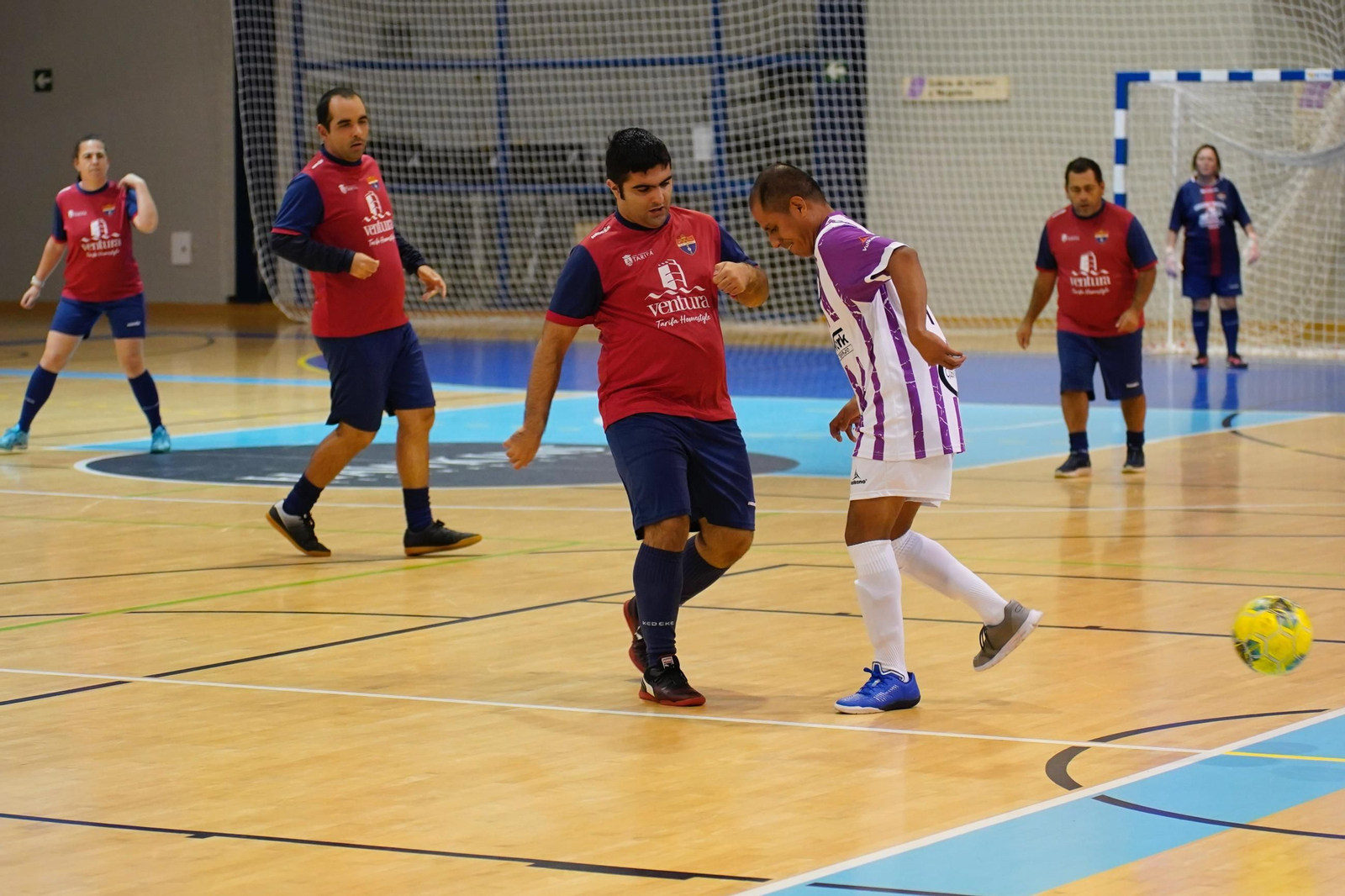 Desde las 9:00 hasta las 12:30. XXIII Torneo de Navidad de Fútbol Sala Apadis-Loluba C.F. para personas con discapacidad intelectual, en el Polideportivo ¿Ciudad de Algeciras-Dr. Juan Carlos Mateo¿. Lo suyo son fotos de grupos, pero también de partidos. Una galería: "Las fotos del XXIII Torneo de Navidad de Fútbol Sala para personas con discapacidad intelectual, en Algeciras" . .