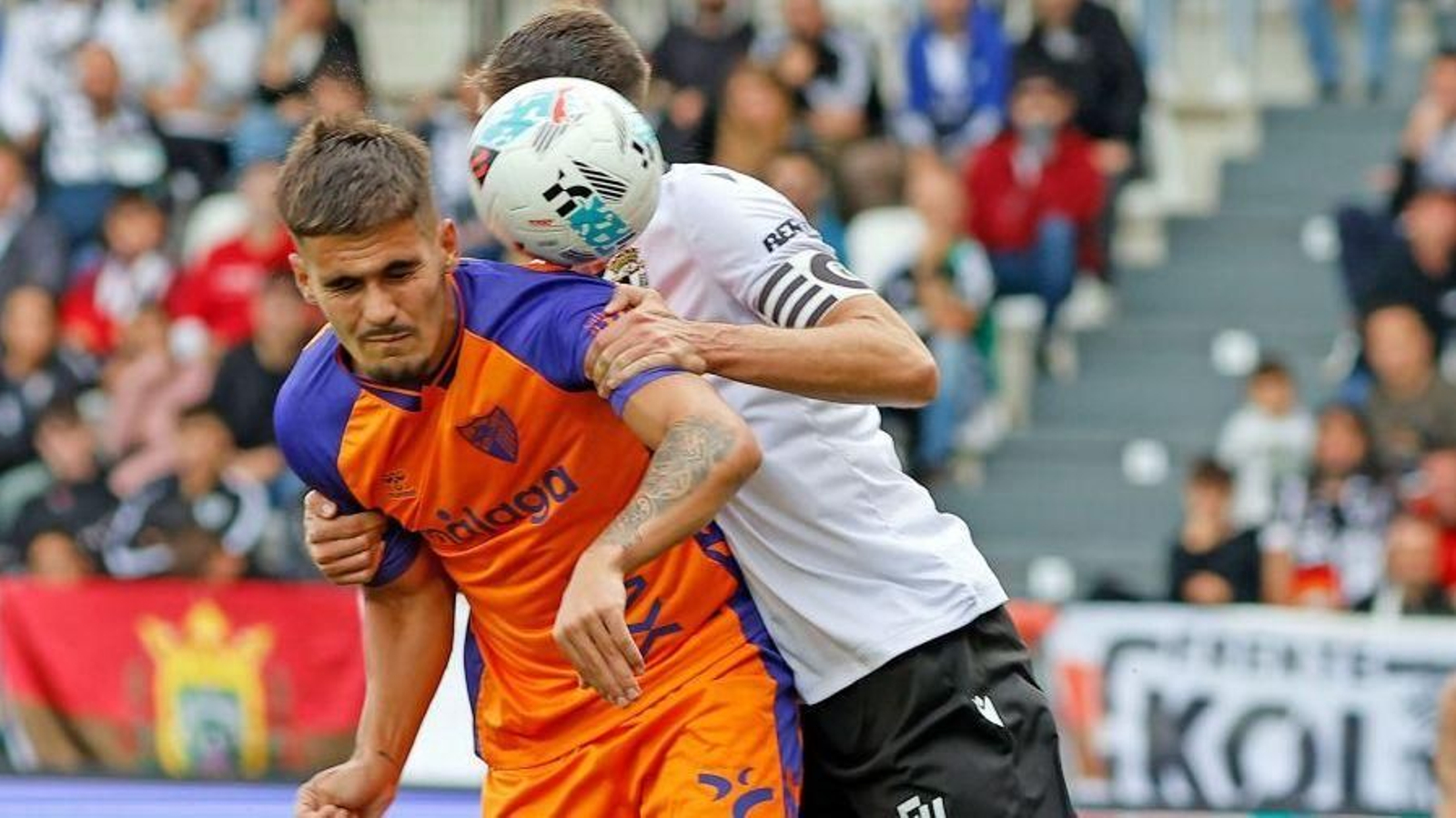 Chupete pelea un balón