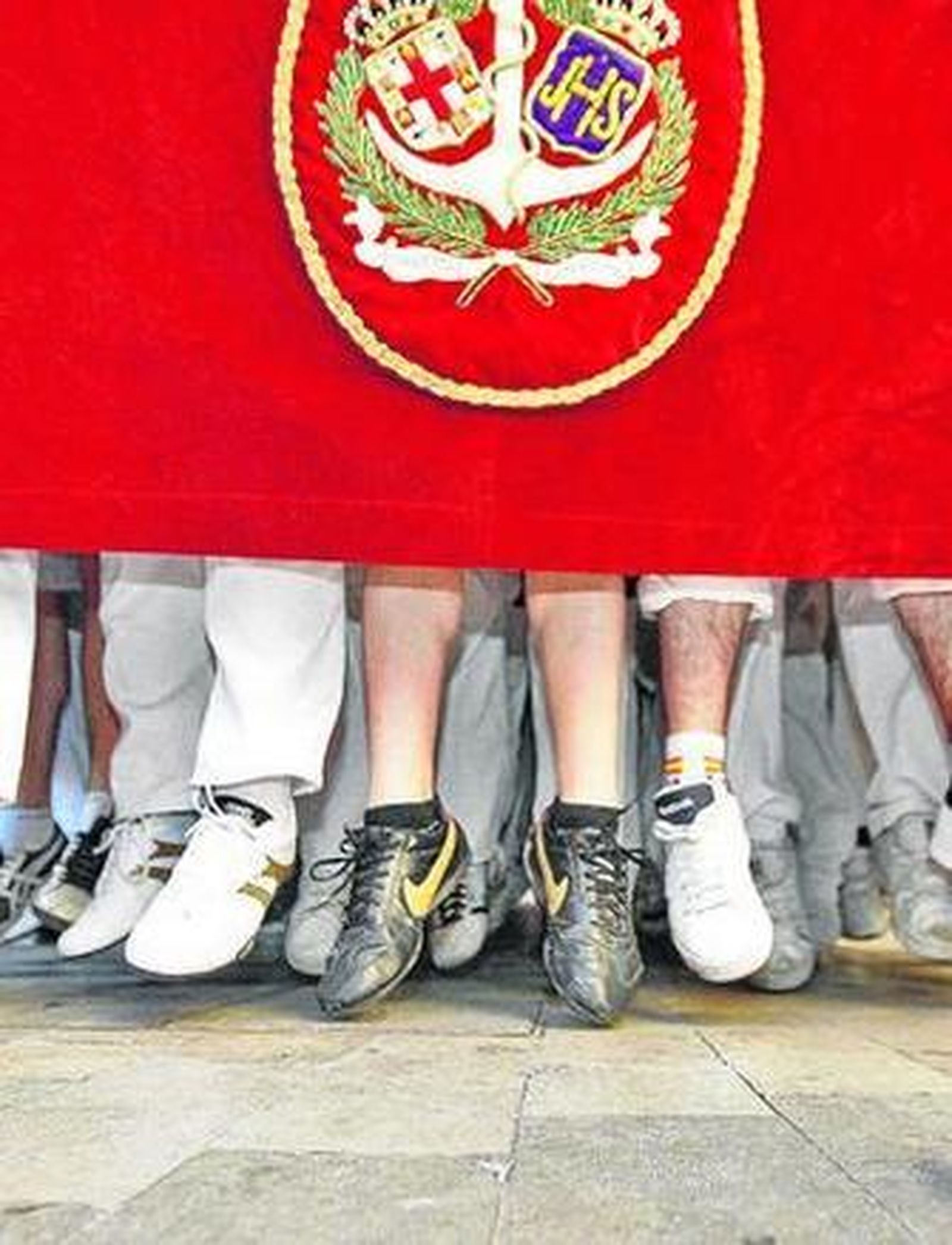 Costaleros del paso de misterio de la Sentencia en una levantá.