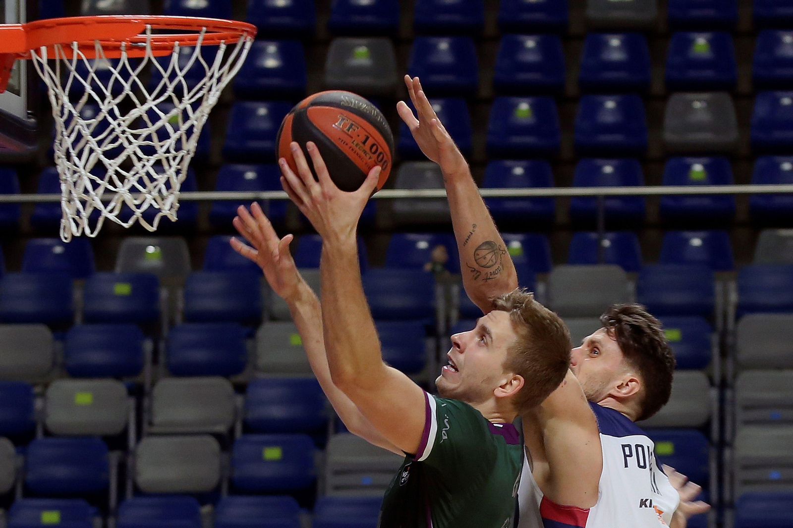 Gerun trata de anotar ante el baskonista Polonara.