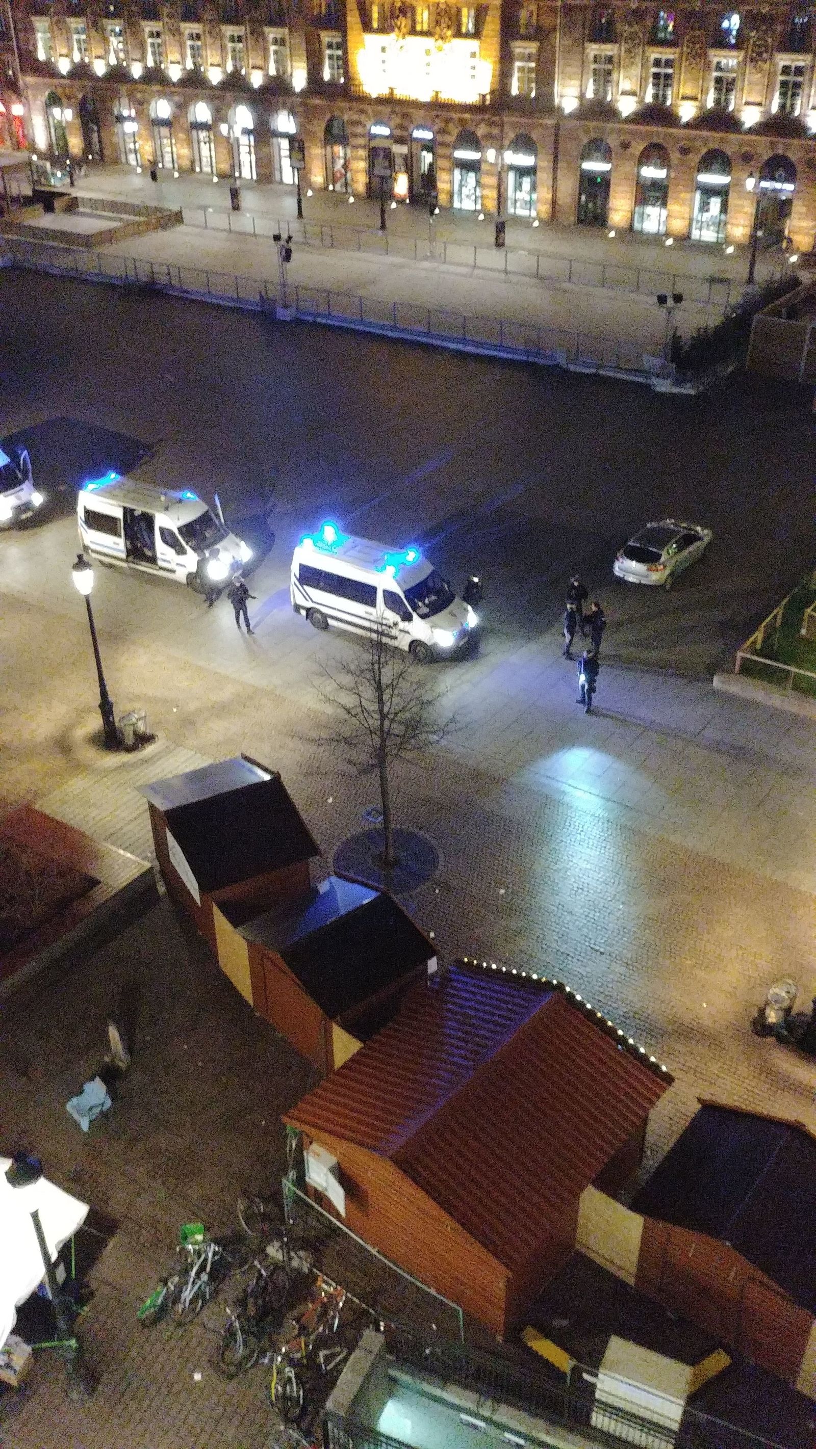 La Policía custodia la zona del tiroteo tras el atentado en Estrasburgo.