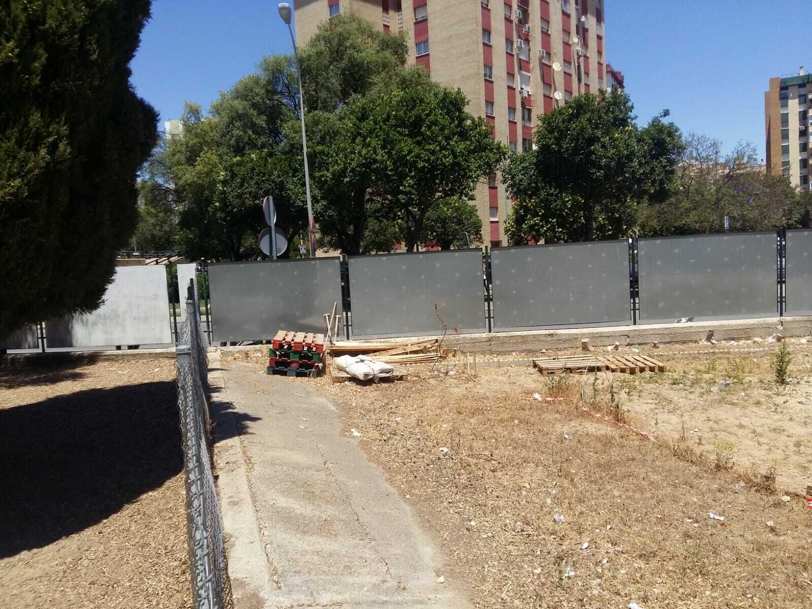 Restos de una obra y desniveles en el terreno del patio.