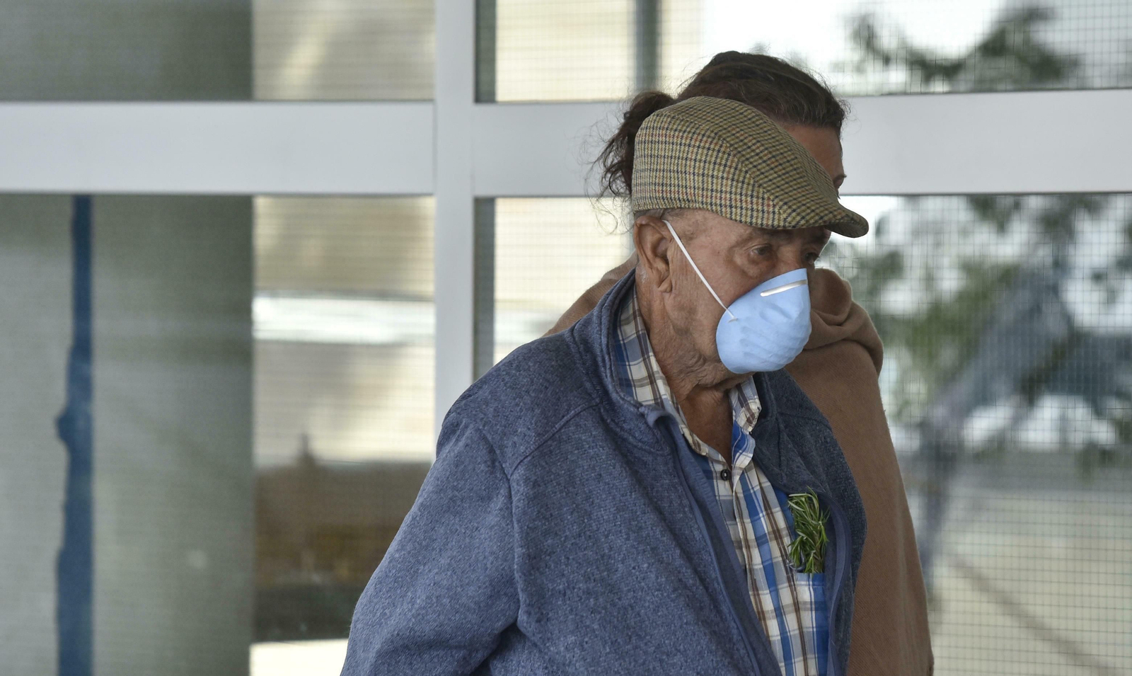 Un hombre con una mascarilla en un hospital andaluz.