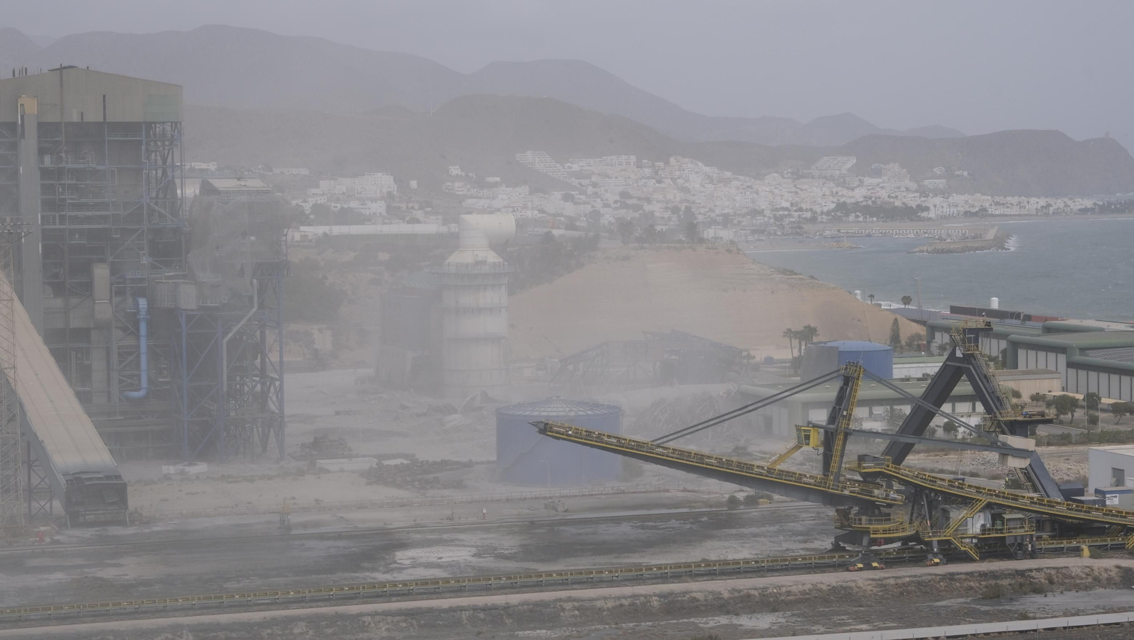 El derribo de la Torre Litoral de Endesa en Carboneras, en imágenes