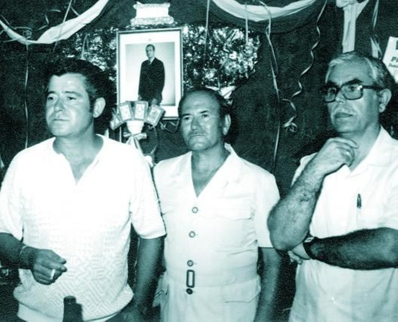 Agustín González "El Chimenea", bien acompañado por Enrique  Villegas  (a la derecha) y Baldomero Caramé (a la izquierda), durante la presentación del desaparecido torneo de mus de la Piedra Cuadrá de La Caleta