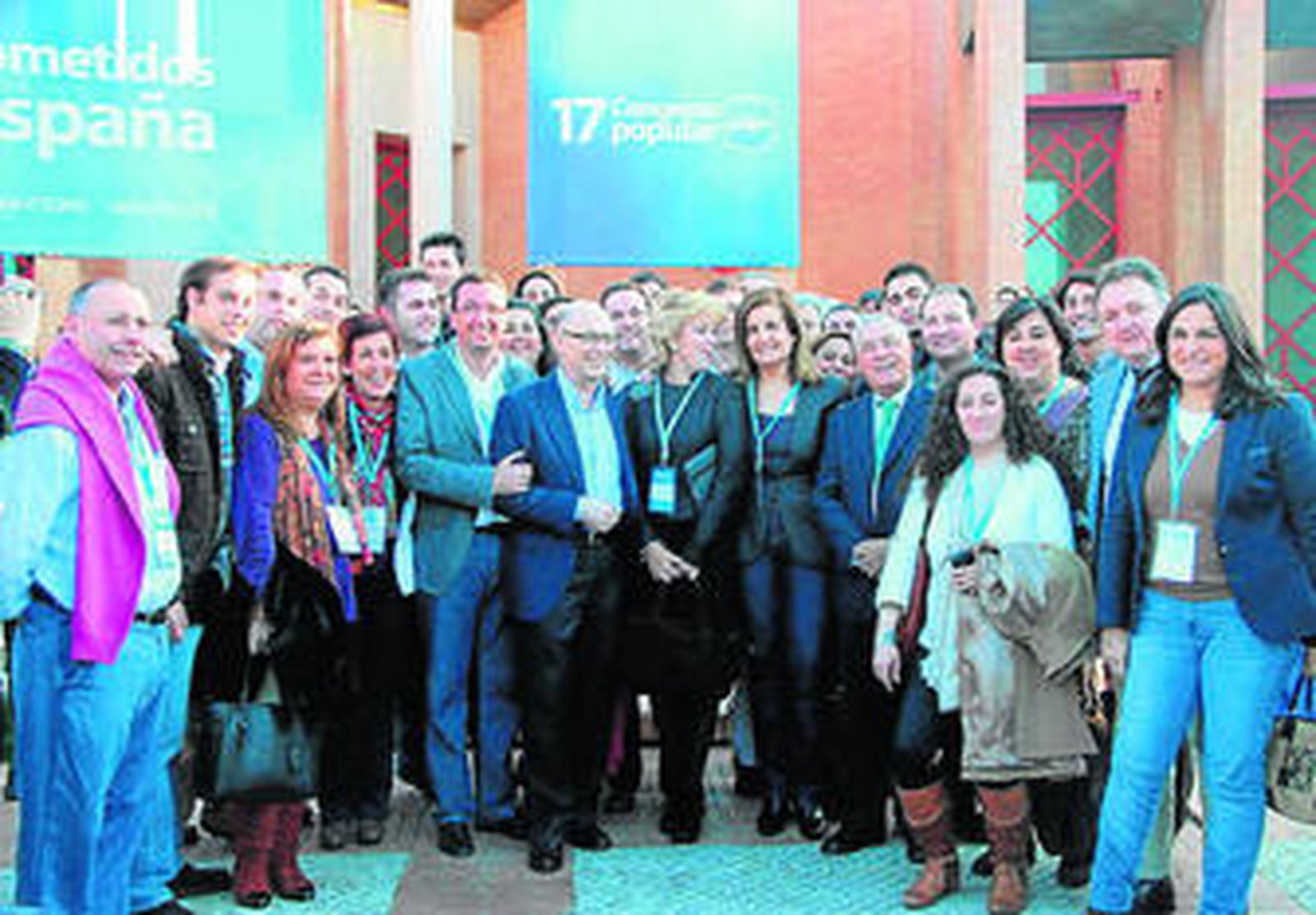 Los ministros Montoro y Báñez, con la delegación del PP onubense, ayer.