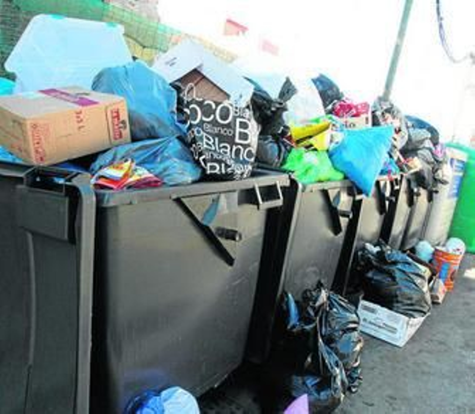 Contenedores repletos de residuos sólidos urbanos durante el día de la huelga general.