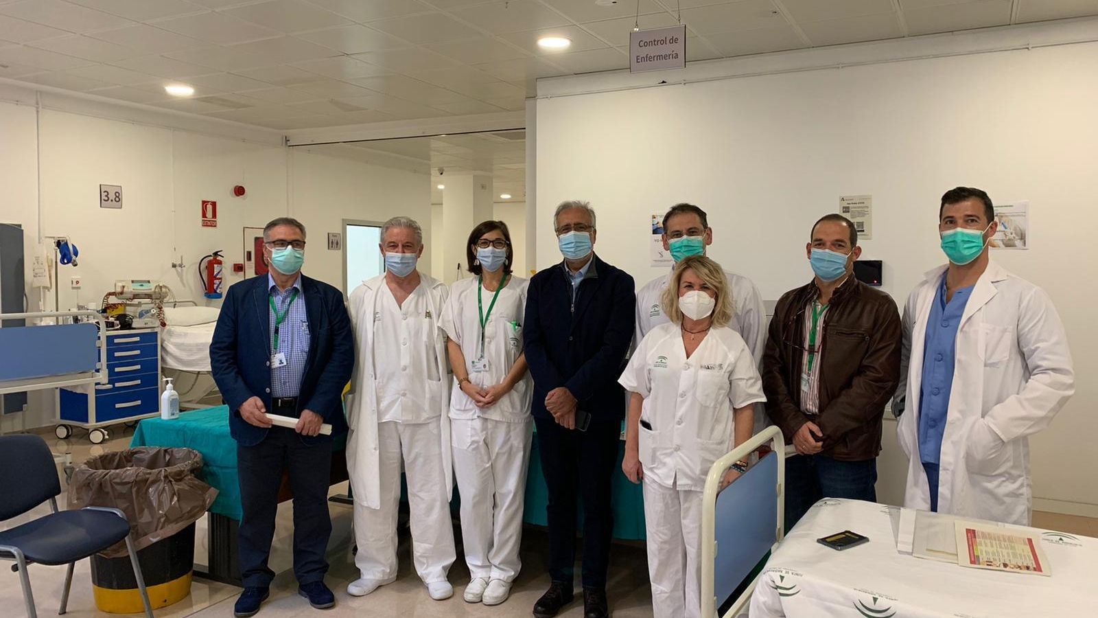 Parte del equipo del Hospital Clínico con su director gerente en el centro.