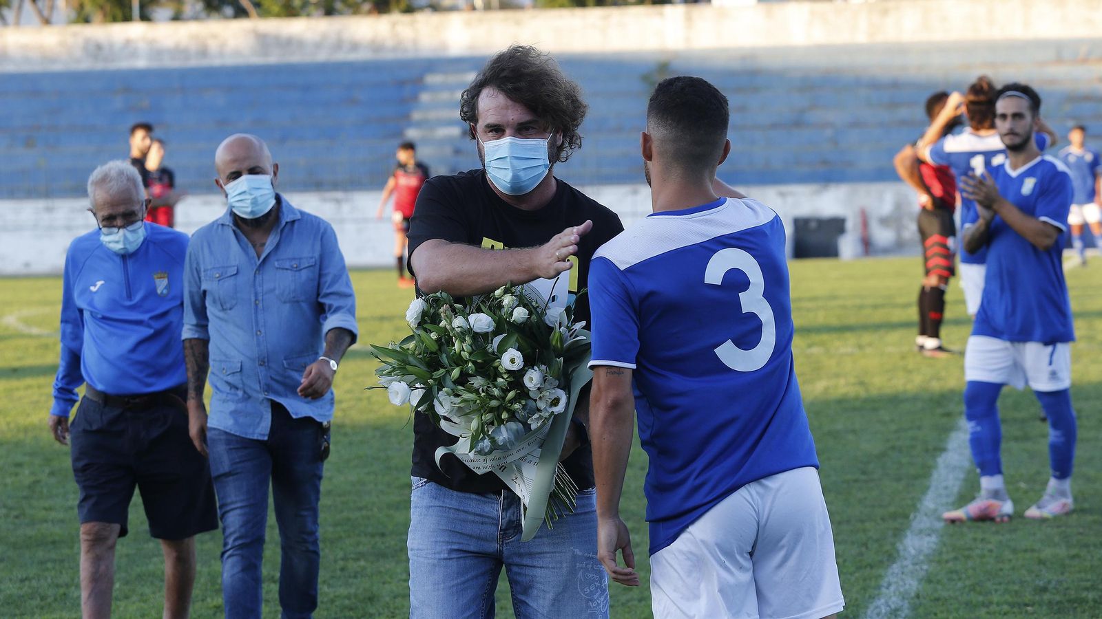 Juan Pedro Ramos recogió un ramo de flores y se guardó un minuto de silencio en memoria de su madre.