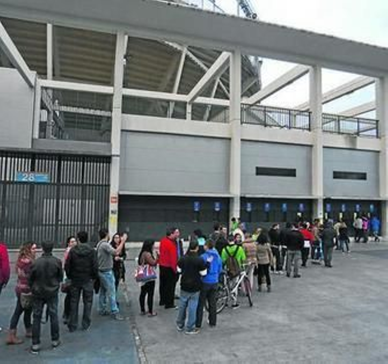 Colas de la presente temporada en las taquillas de La Rosaleda.
