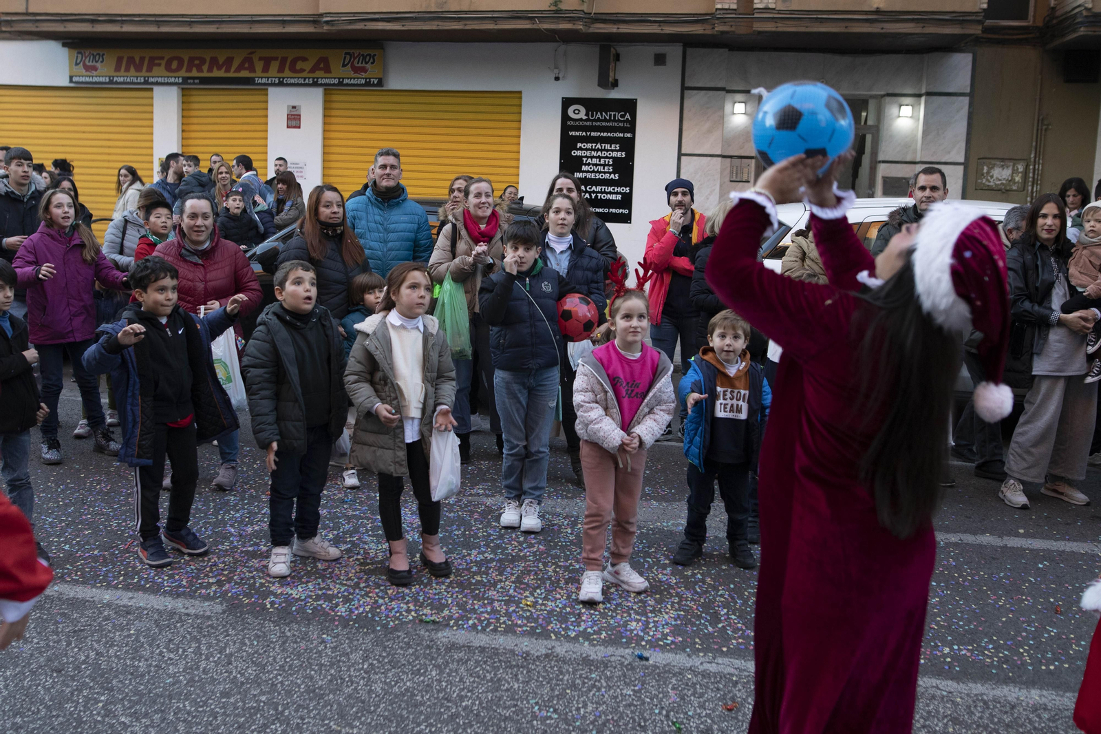 Así ha sido la cabalgata de Papa Noel por Granada