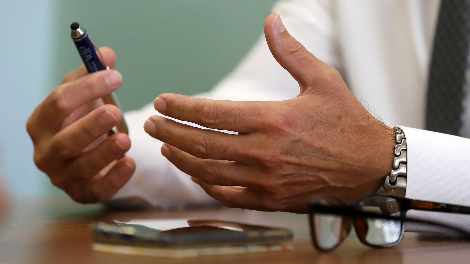 El onubense García Machado durante la entrevista en su despacho.