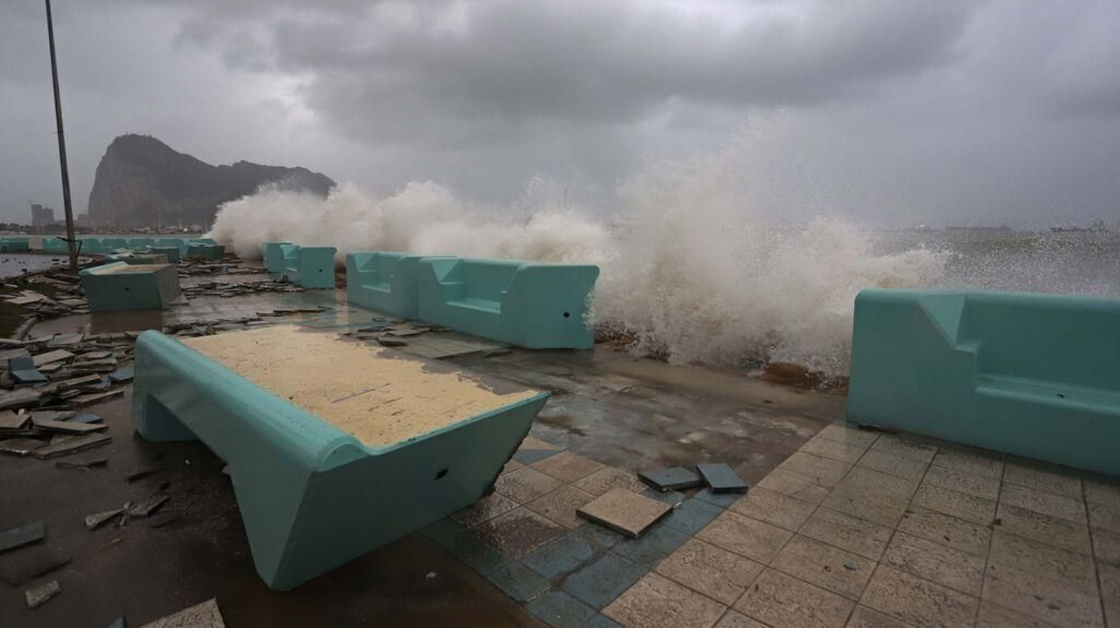 El Paseo Marítimo de Poniente, en pleno temporal, el lunes