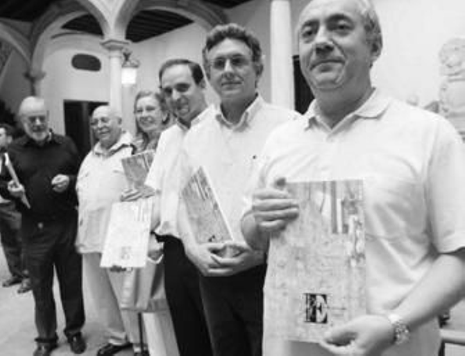 El grupo que realizó la presentación del nuevo 'Extramuros', con el ejemplar en la mano.