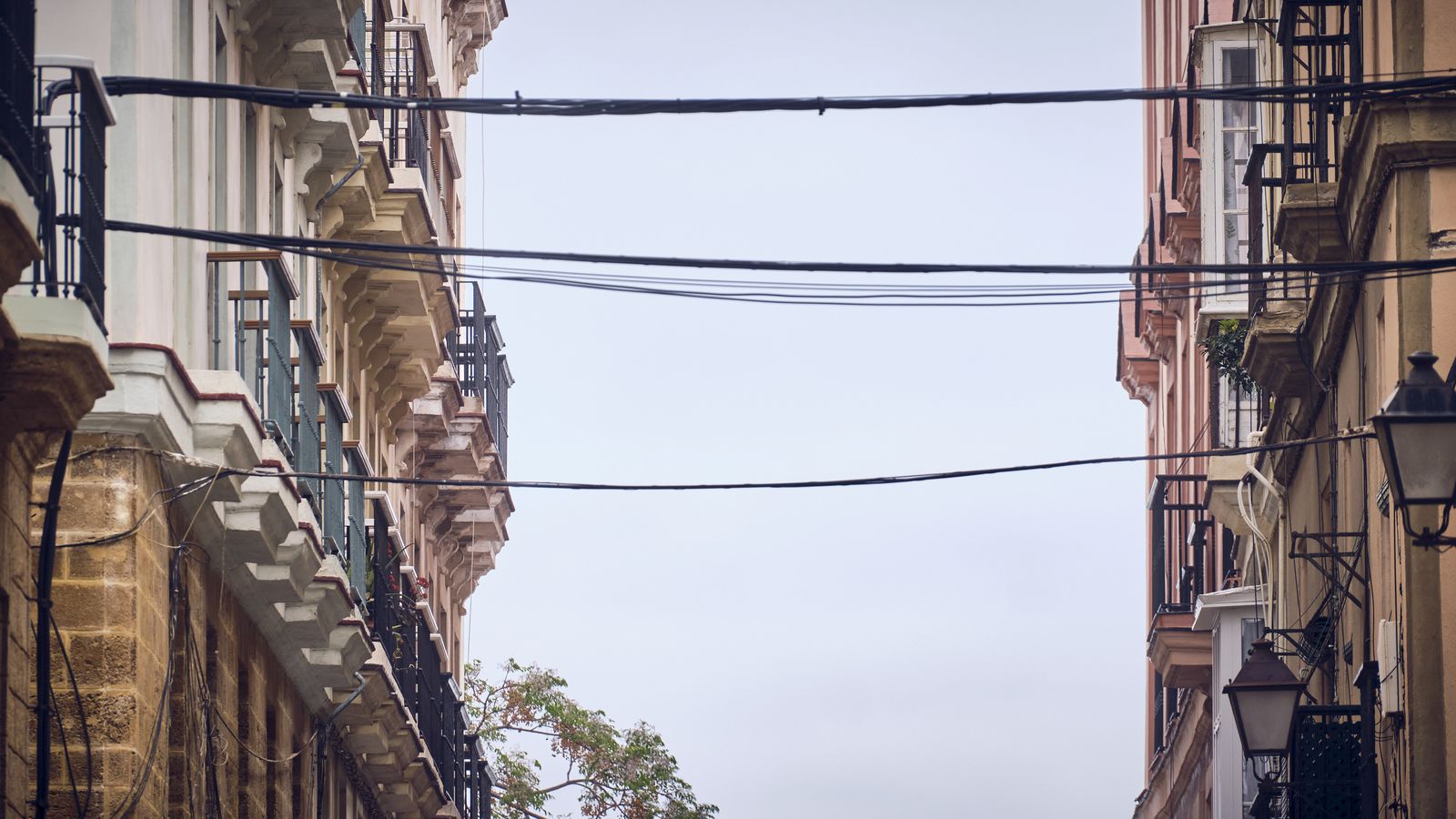 Cables cubriendo una fachada de Cádiz.