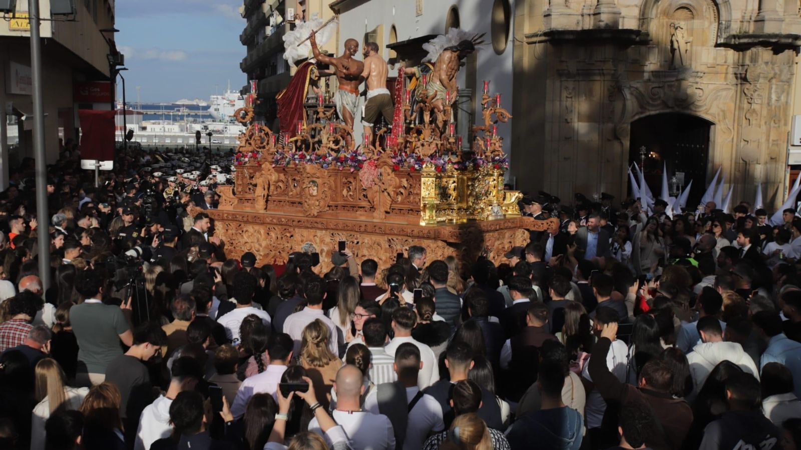 El paso de misterio de la hermandad de la Columna, junto a la Capilla de Europa.
