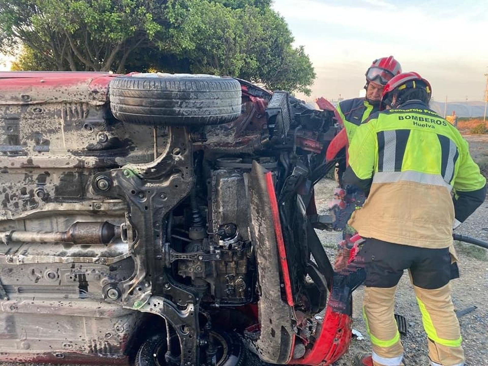 El vehículo volcado tras el accidente este domingo a la altura de Moguer