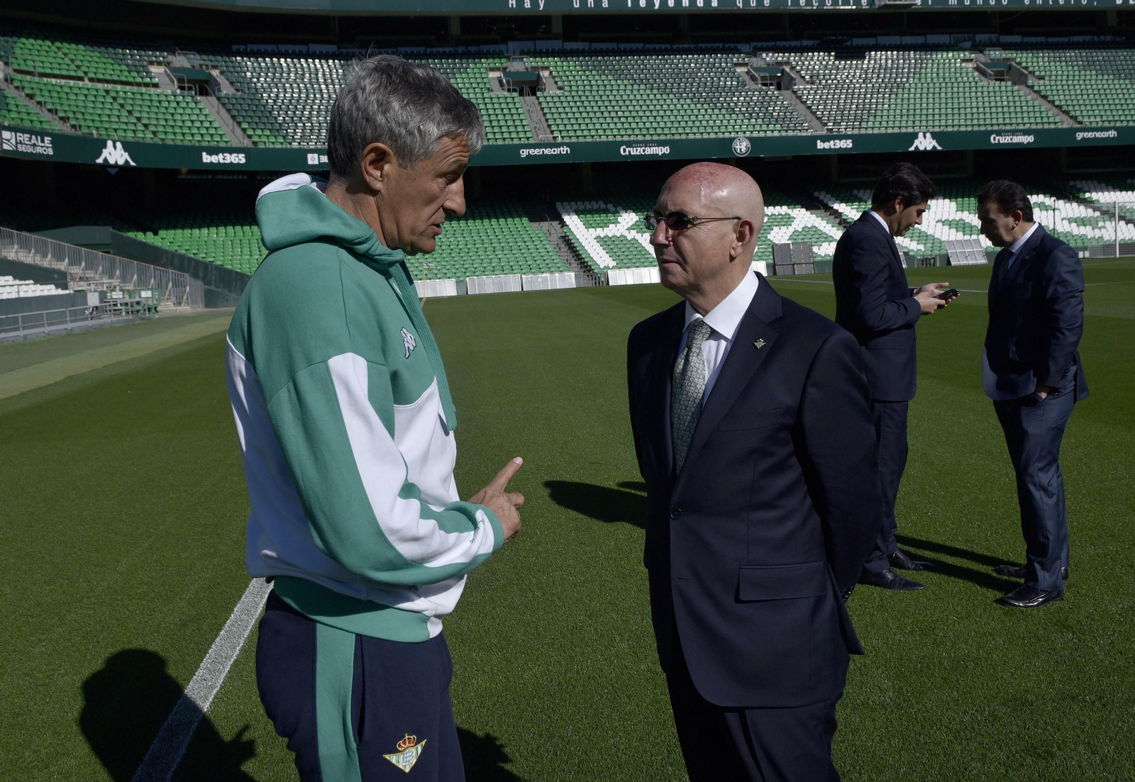 Quique Setién dialoga con Lorenzo Serra Ferrer, mientras detrás de ellos hacen lo propio el presidente, Ángel Haro, y el vicepresidente, José Miguel López Catalán.
