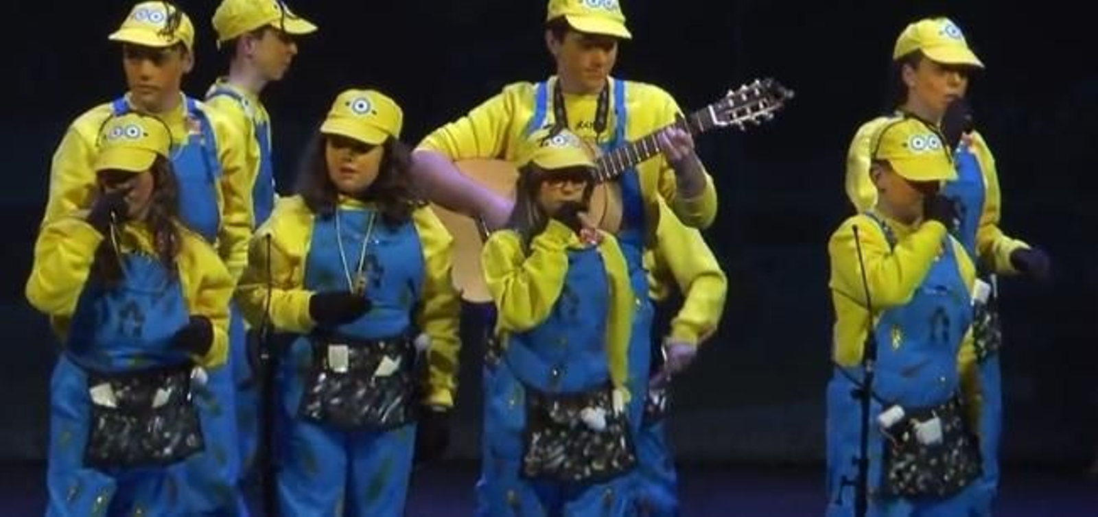 La chirigota Los Minions, en su actuación en el Gran Teatro de Córdoba.