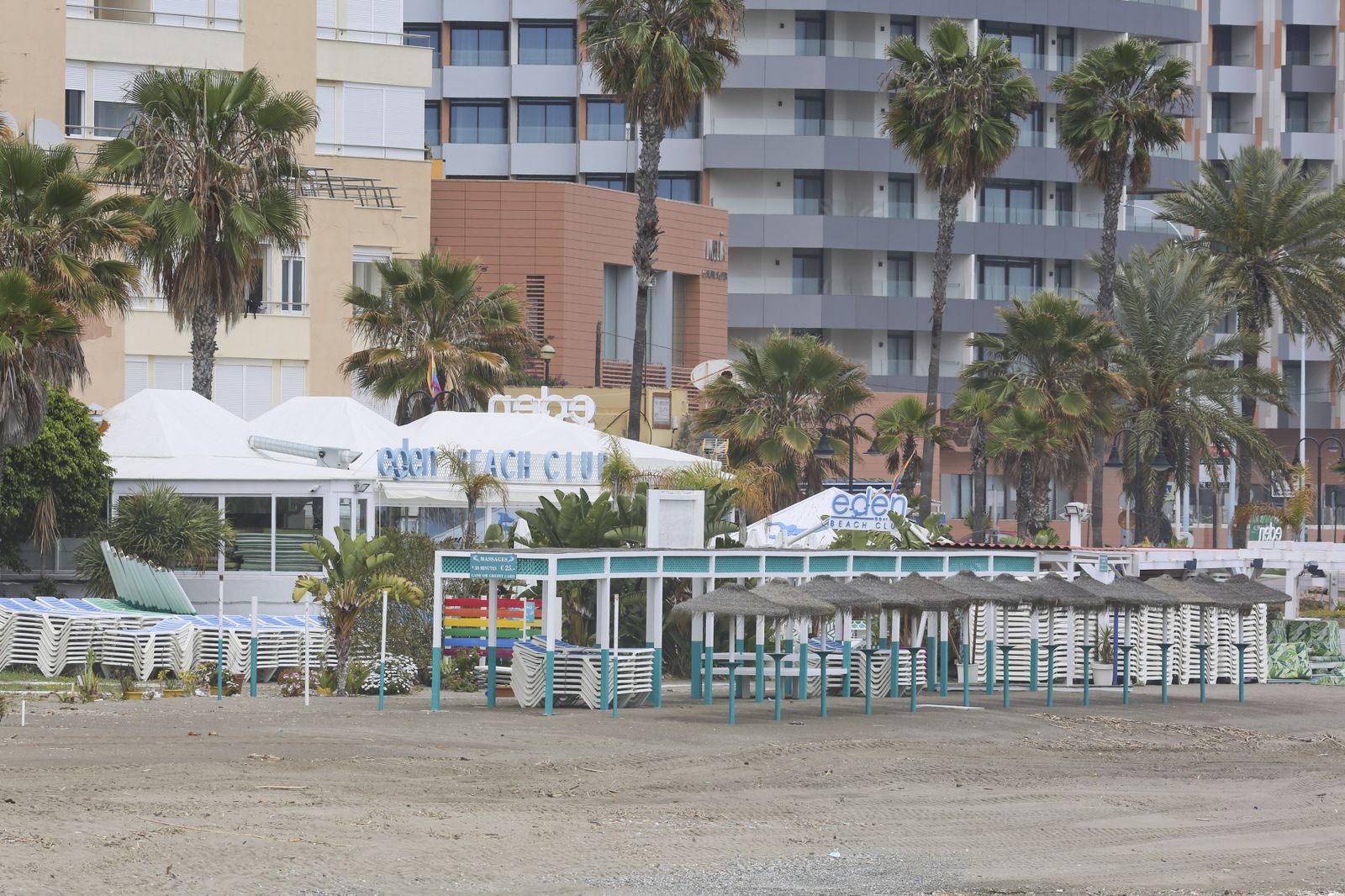 Playas cerradas en Torremolinos, la imagen del coronavirus en Málaga