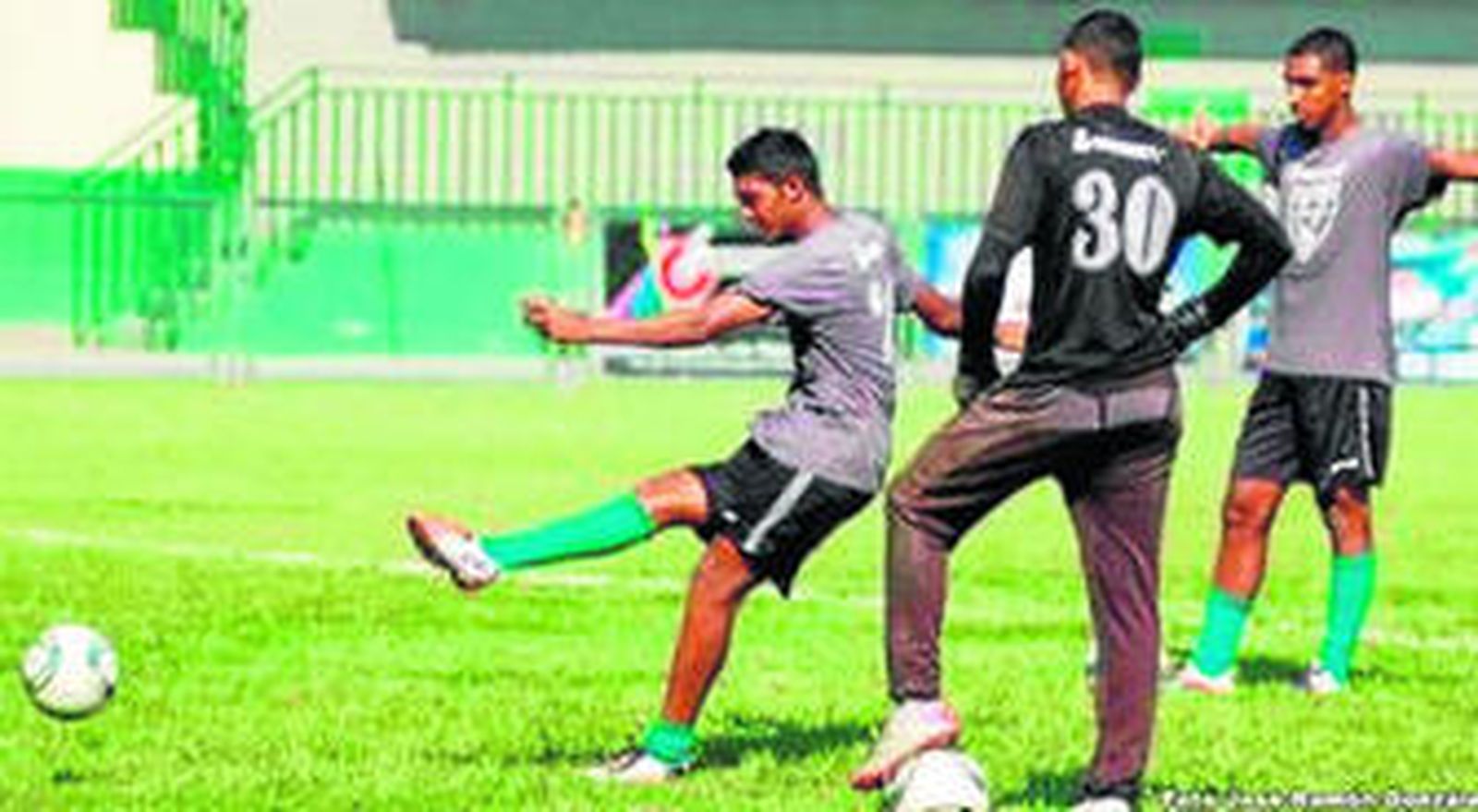 2 y 3. El nuevo zaguero balono en dos compromisos oficiales. 4. El defensa venezolano es derribado al sumarse al ataque.