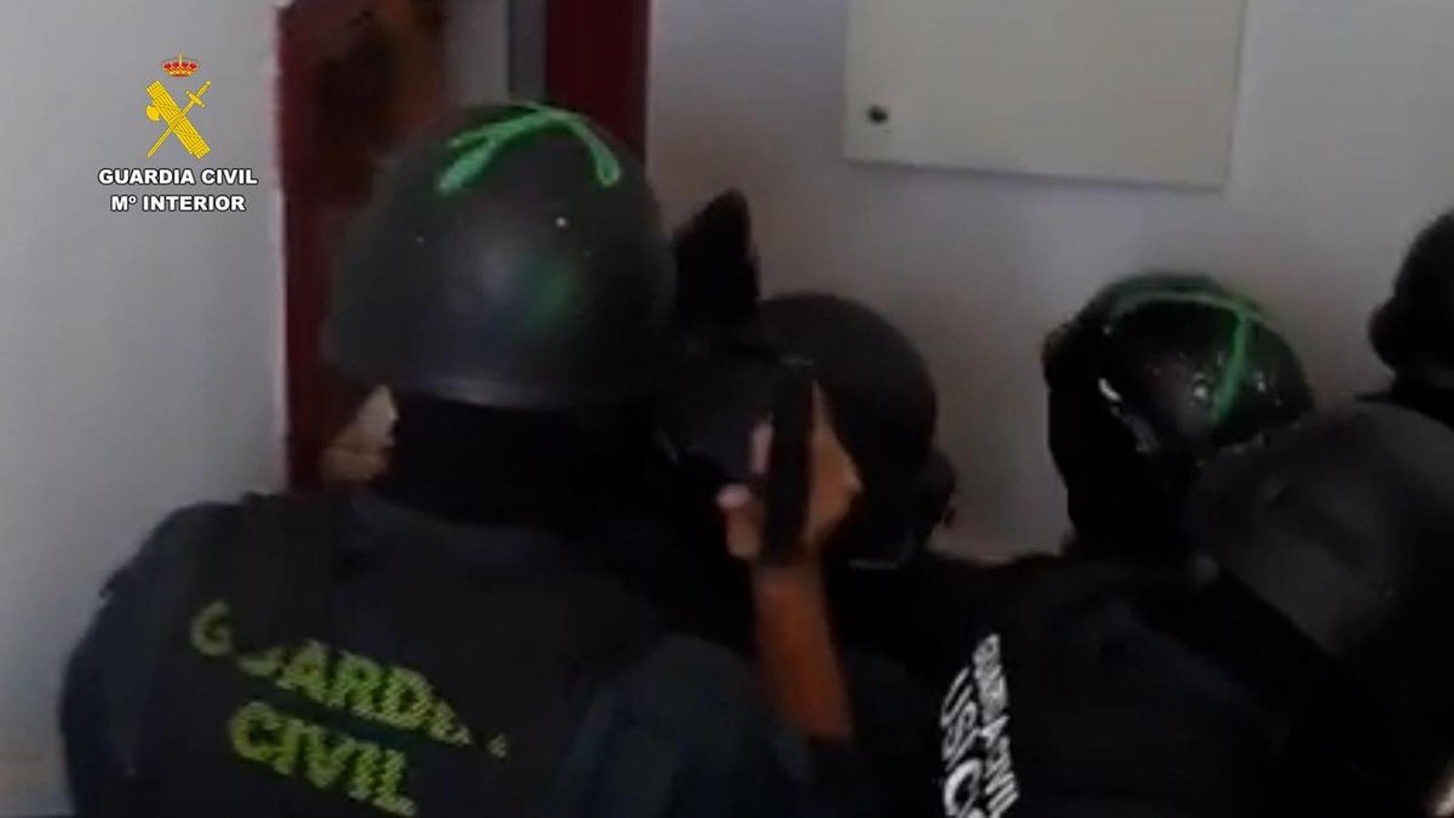 Momento de la detención de los jóvenes implicados en el robo de máquinas tragaperras.