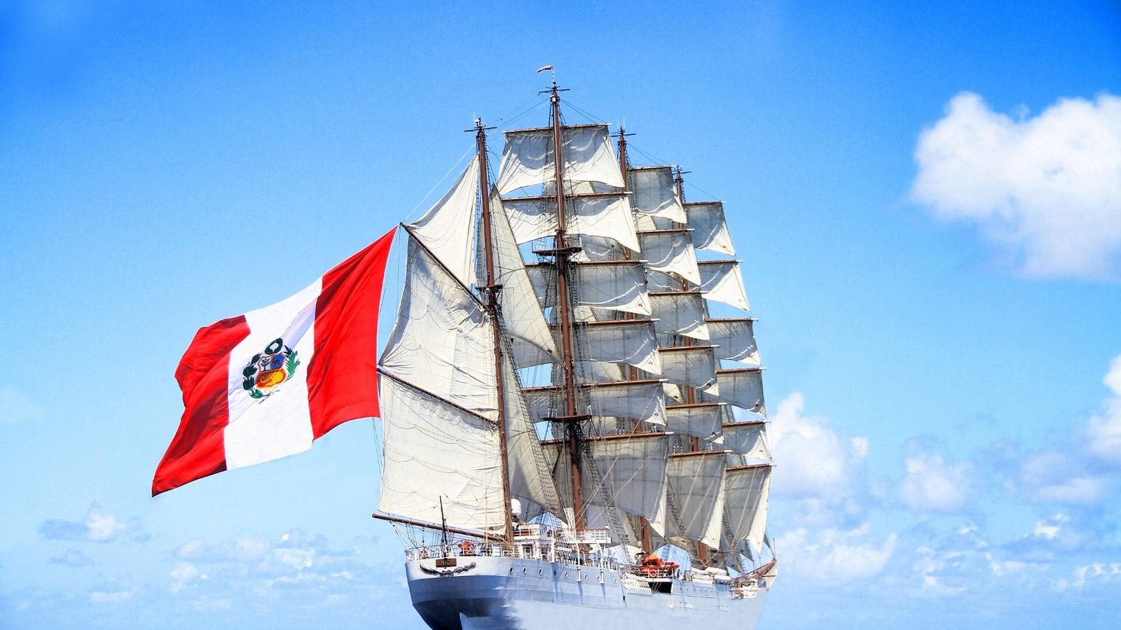 Vista de la popa del velero que el domingo llegará al puerto de Málaga.